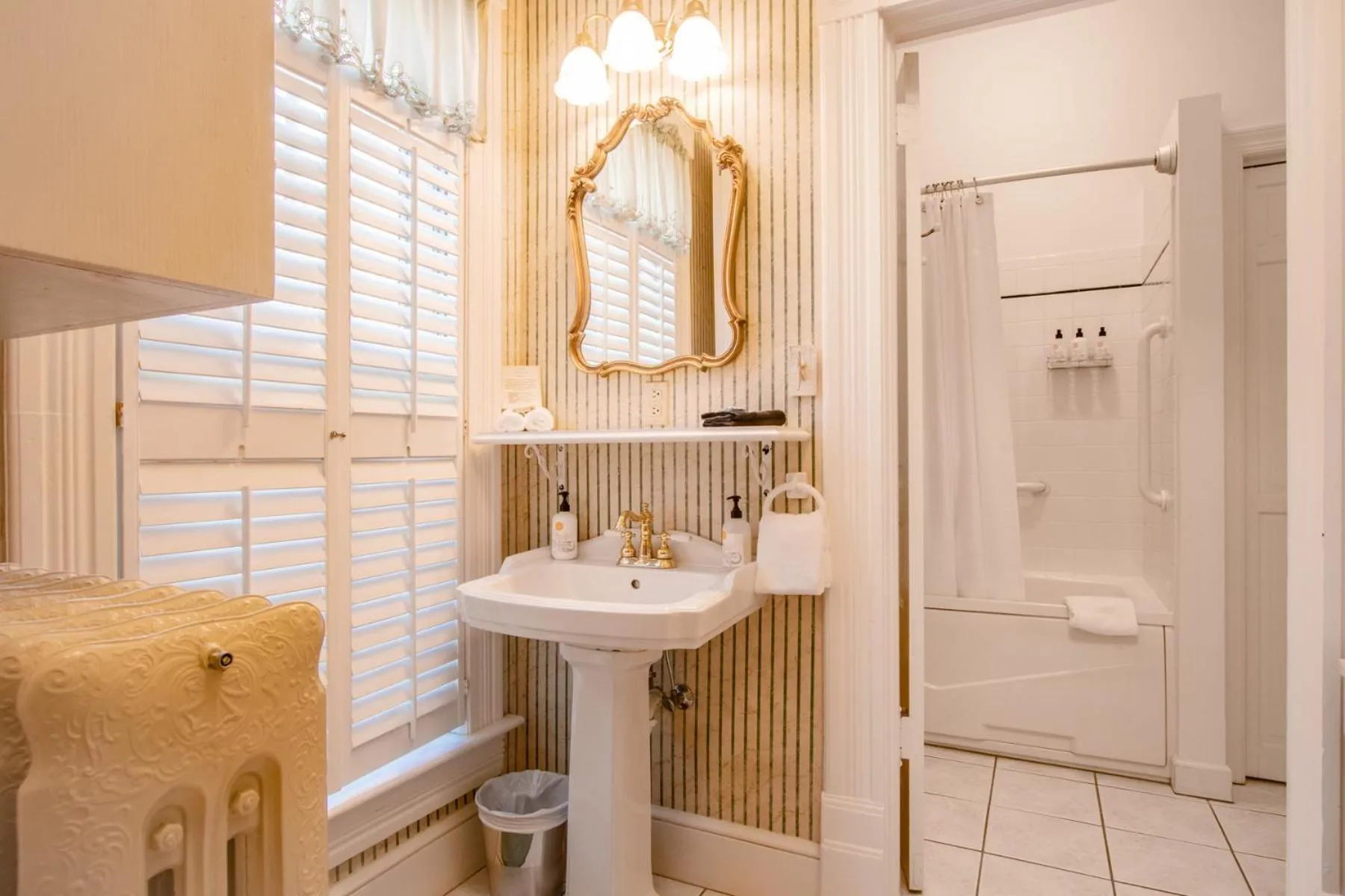 The Oaks Victorian Inn