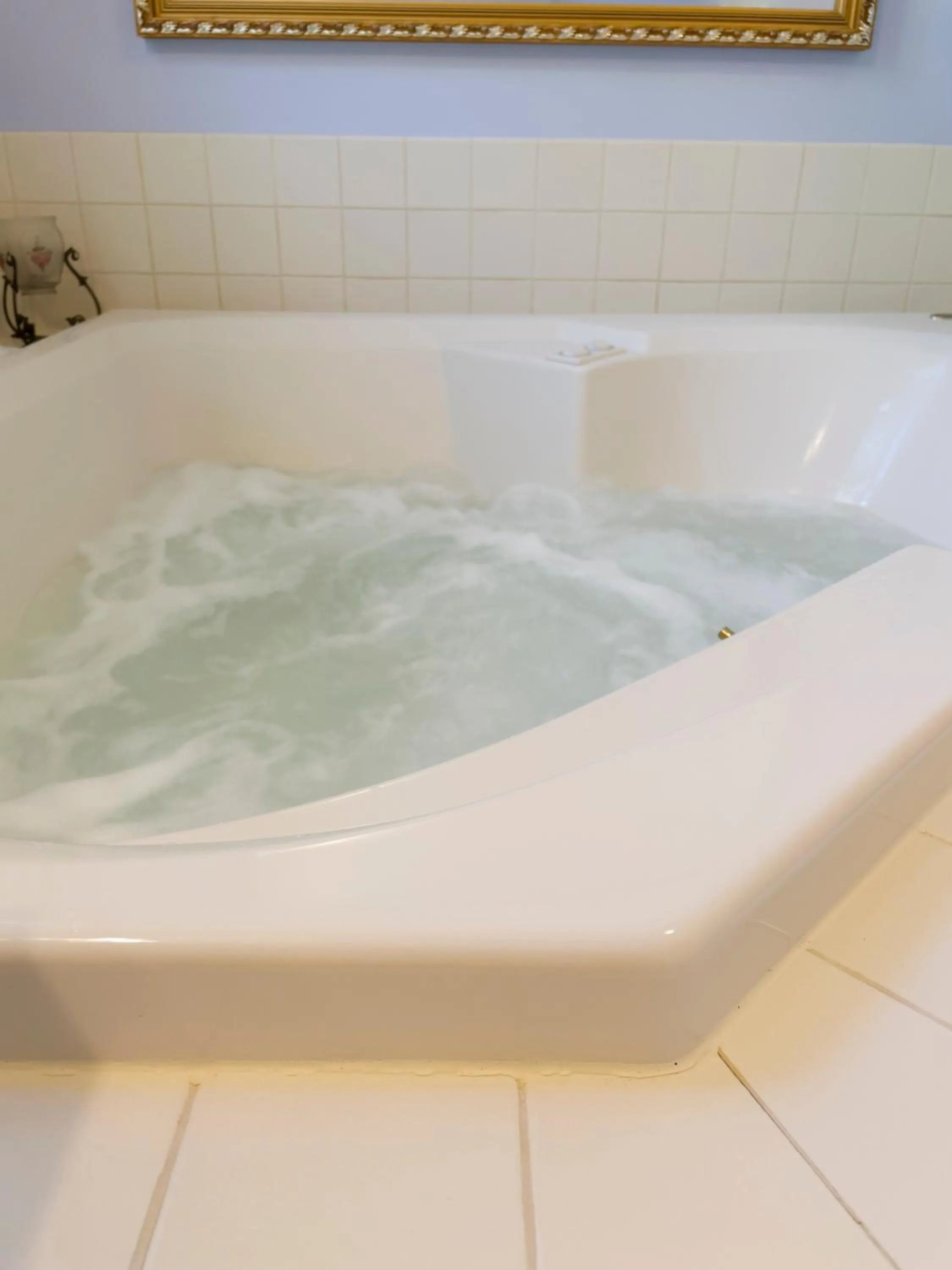 Bathroom in The Oaks Victorian Inn