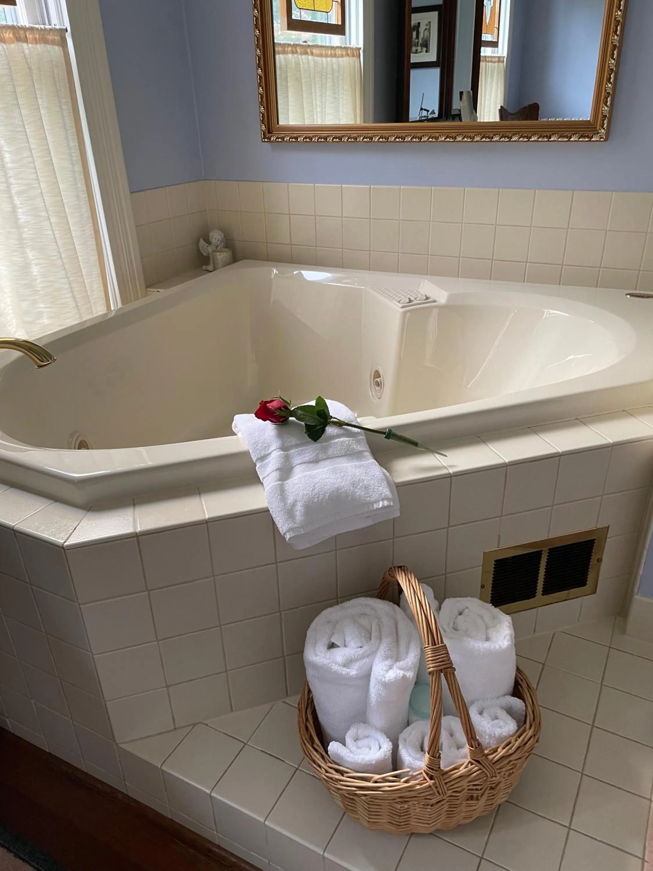 Bathroom in The Oaks Victorian Inn