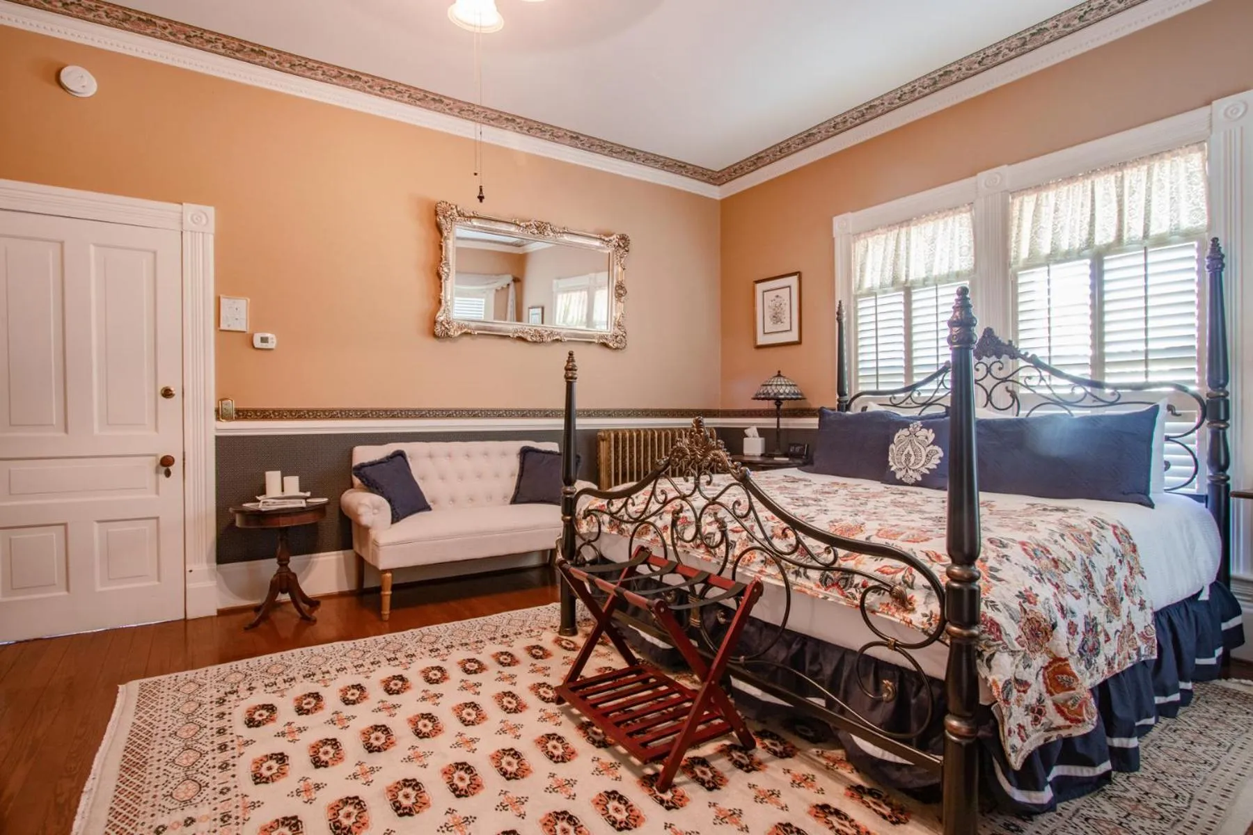 Bed in The Oaks Victorian Inn