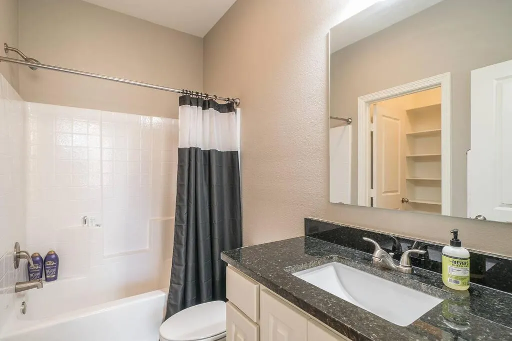 Bathroom in Home sweet home- great access to hospitals and everything