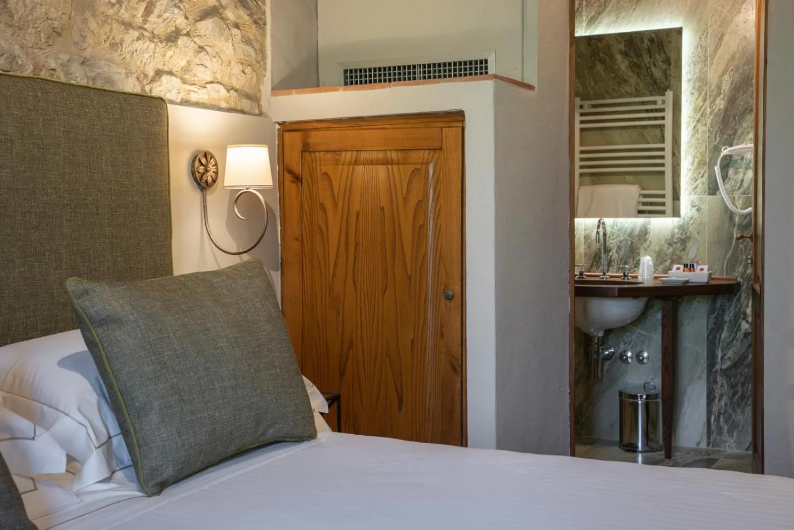 Decorative detail, Bed in Ultimo Mulino Country Hotel