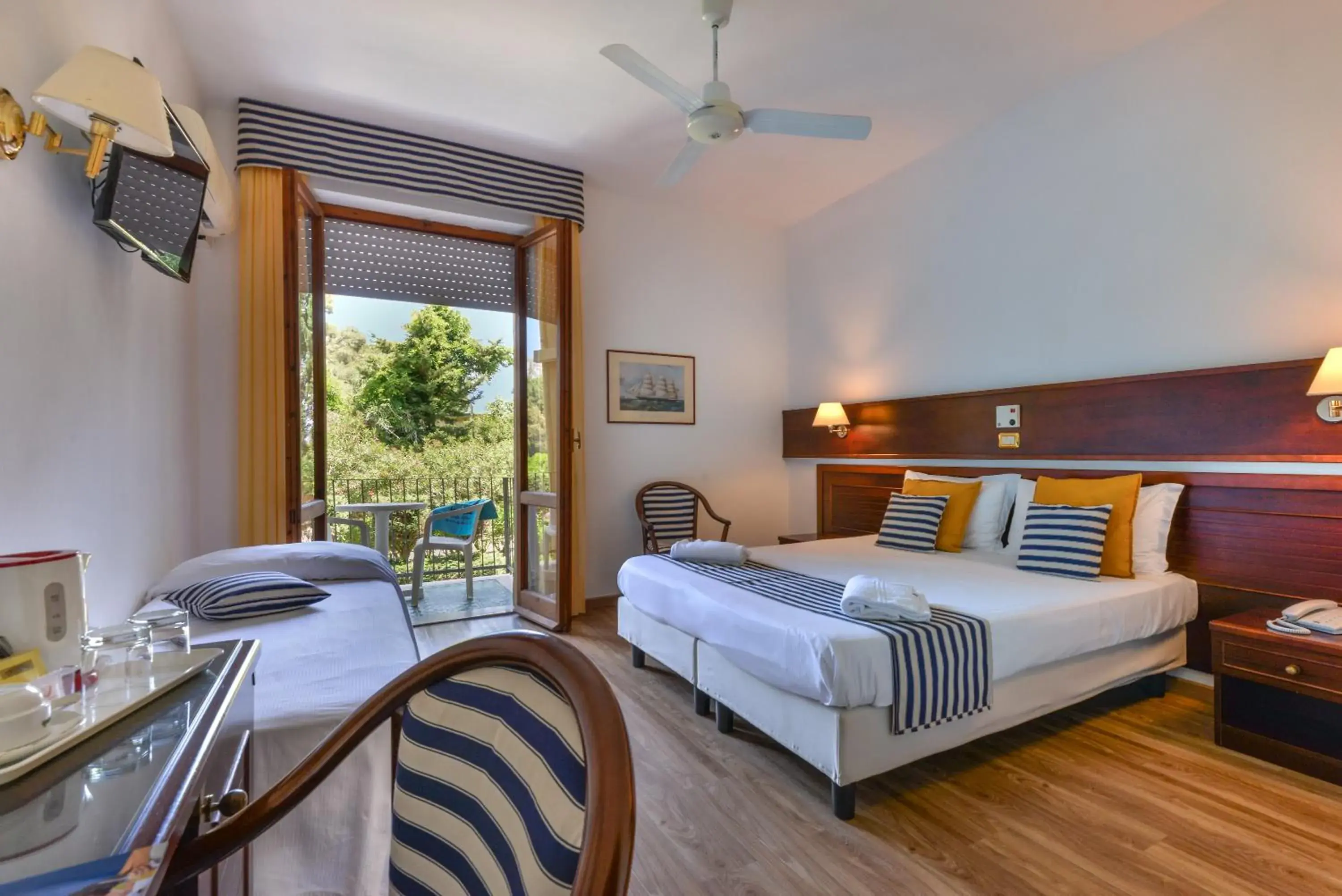 Classic Triple Room in Hotel Le Acacie Classic Triple Room in Hotel Le Acacie