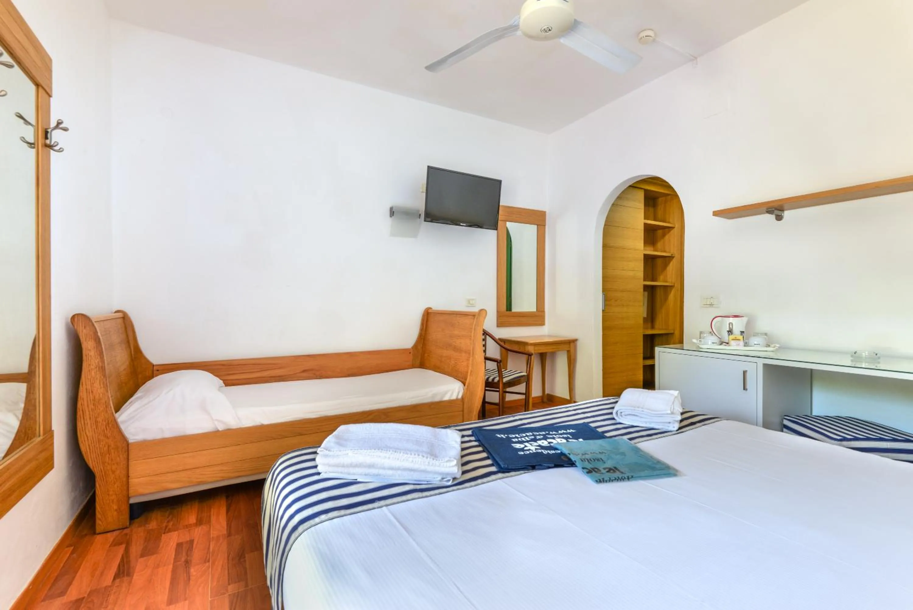 Bedroom, Bed in Hotel Le Acacie