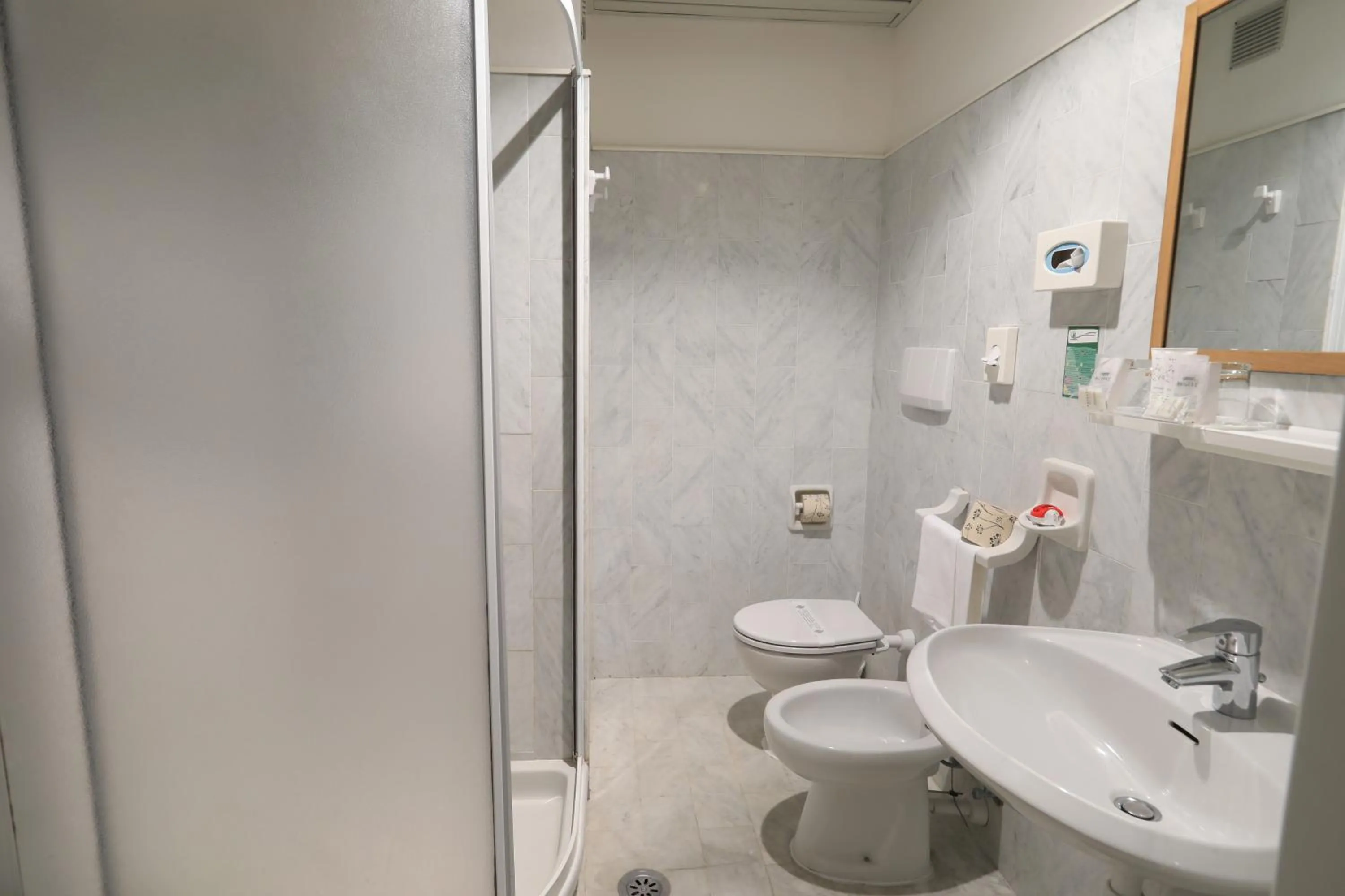 Bathroom in Hotel Le Acacie