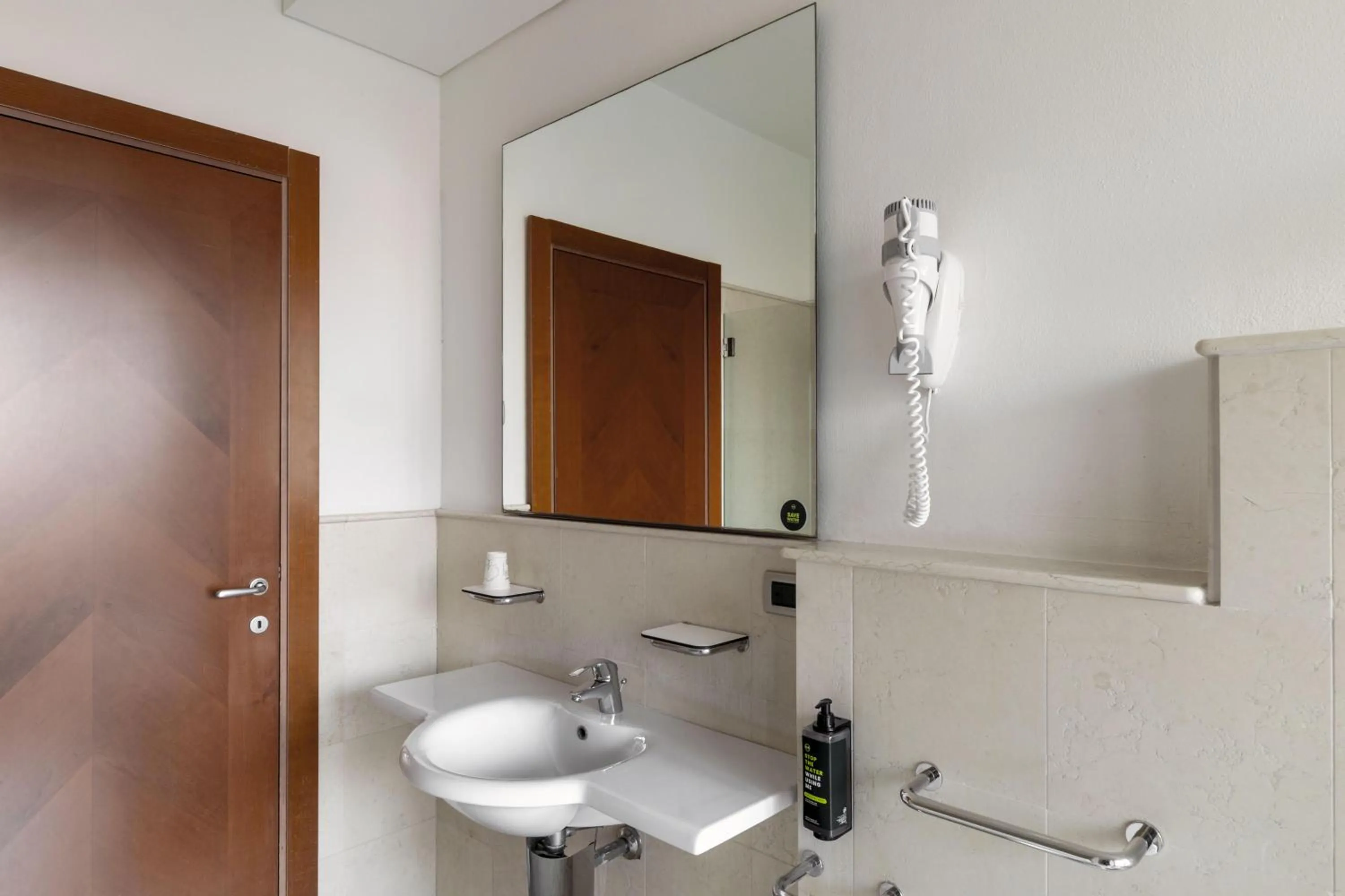 Bathroom in B&B Hotel Modena