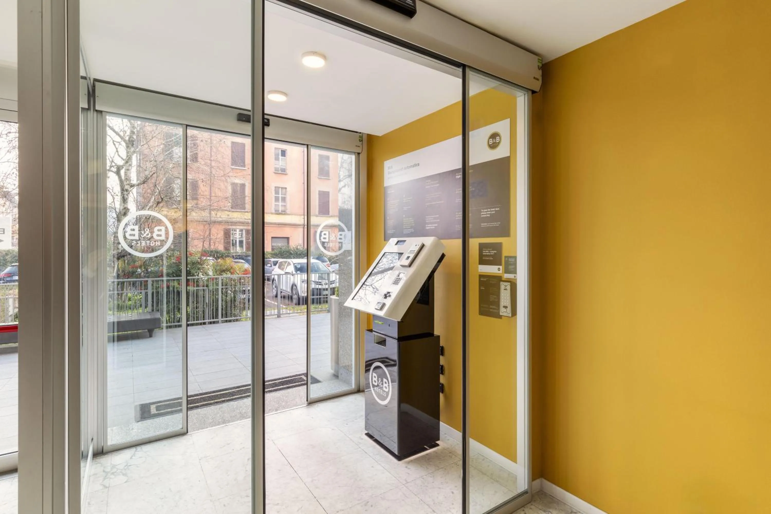 Lobby or reception in B&B Hotel Modena