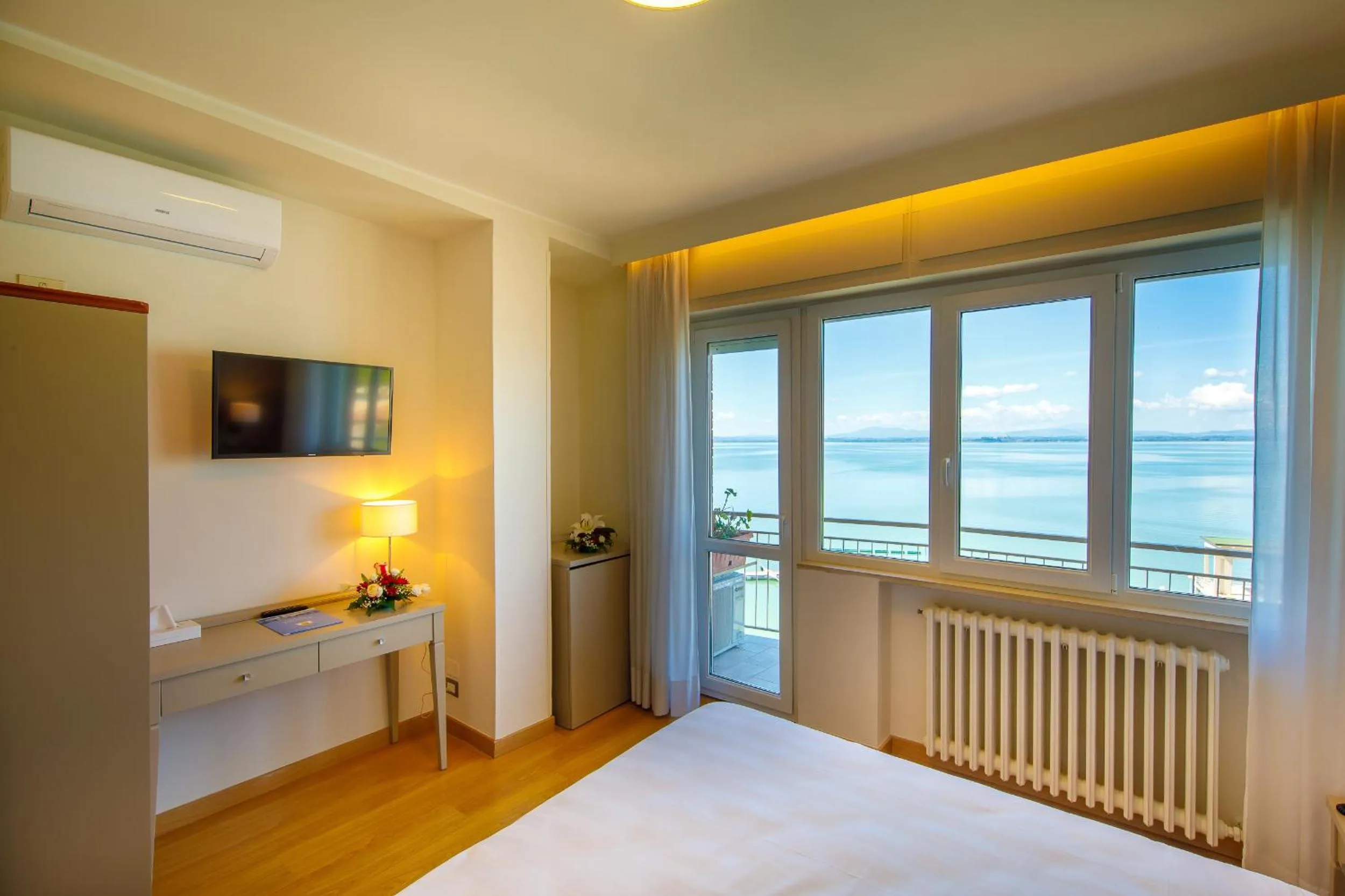 Lake view, Bed in Hotel Lidò