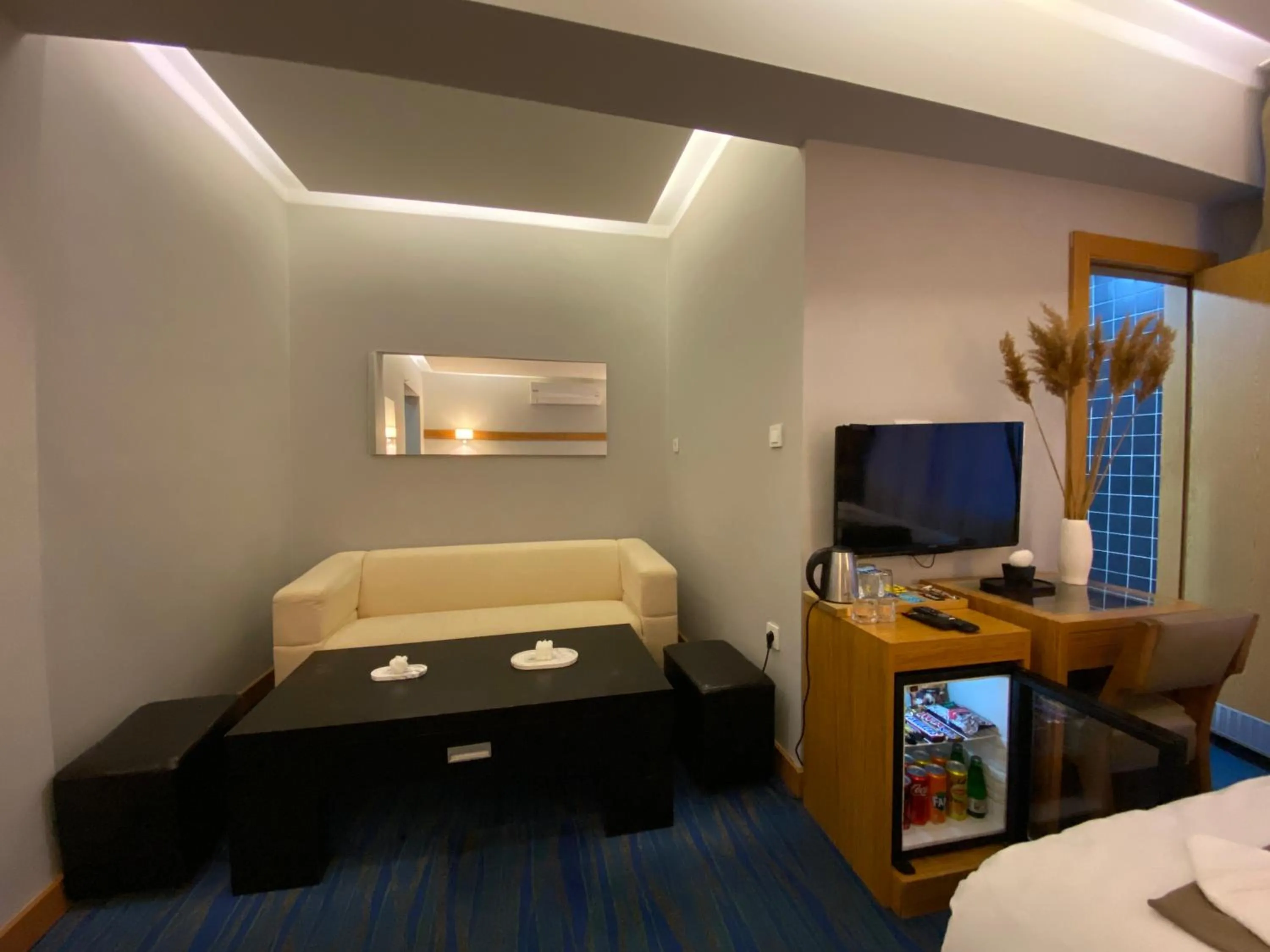 Communal lounge/ TV room, Bed in Won Plaza