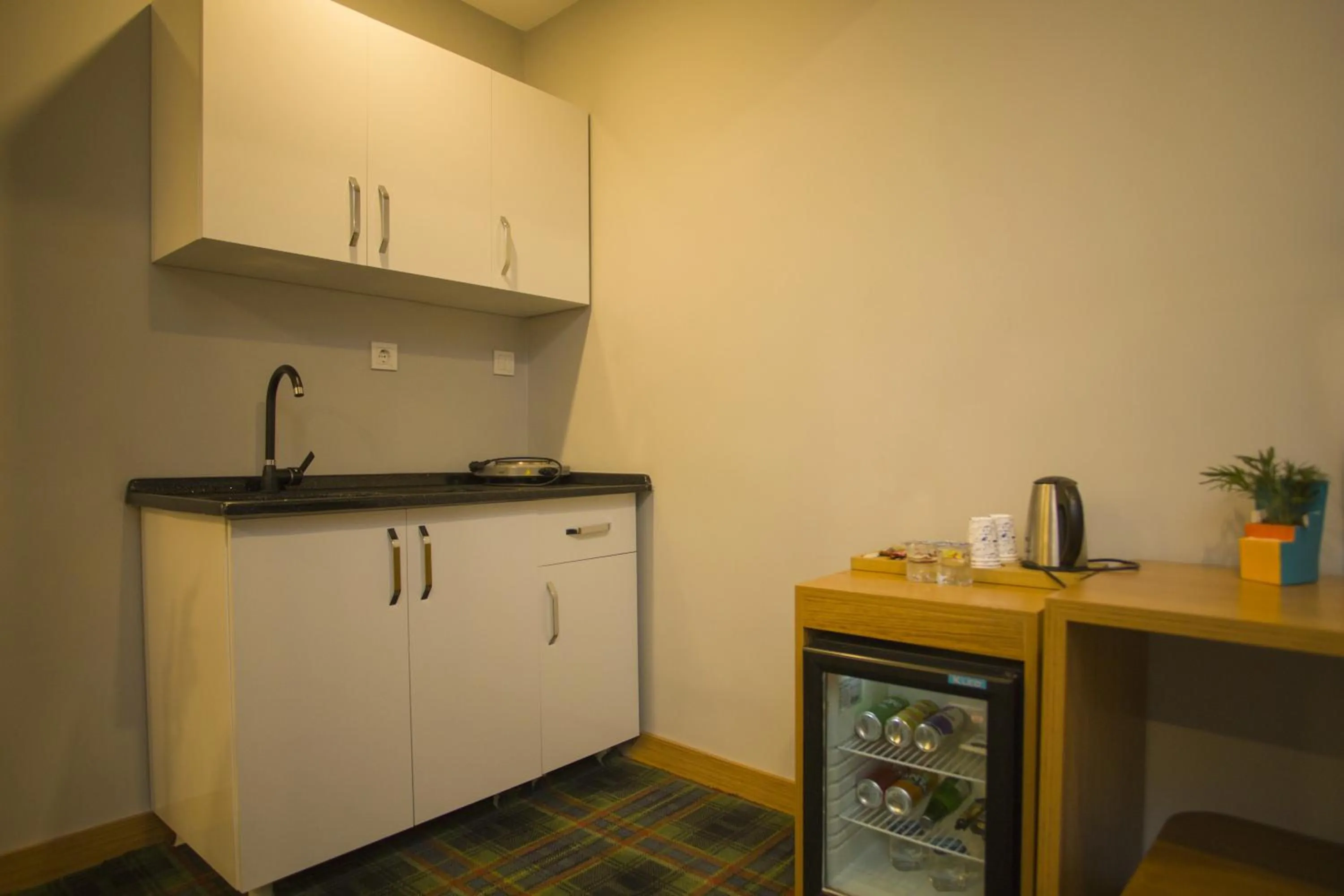 Coffee/tea facilities in Won Plaza