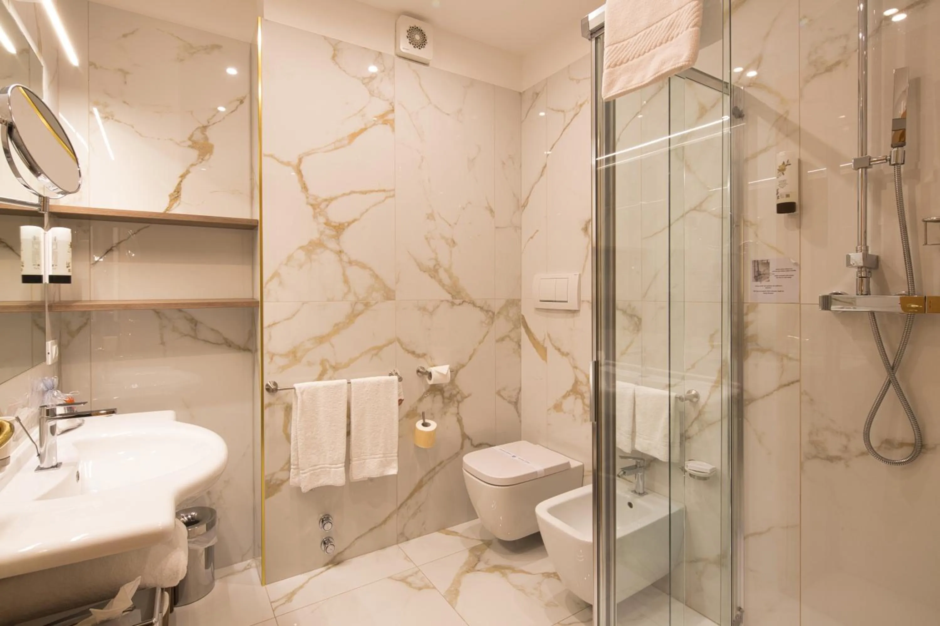 Shower in Hotel Nasco