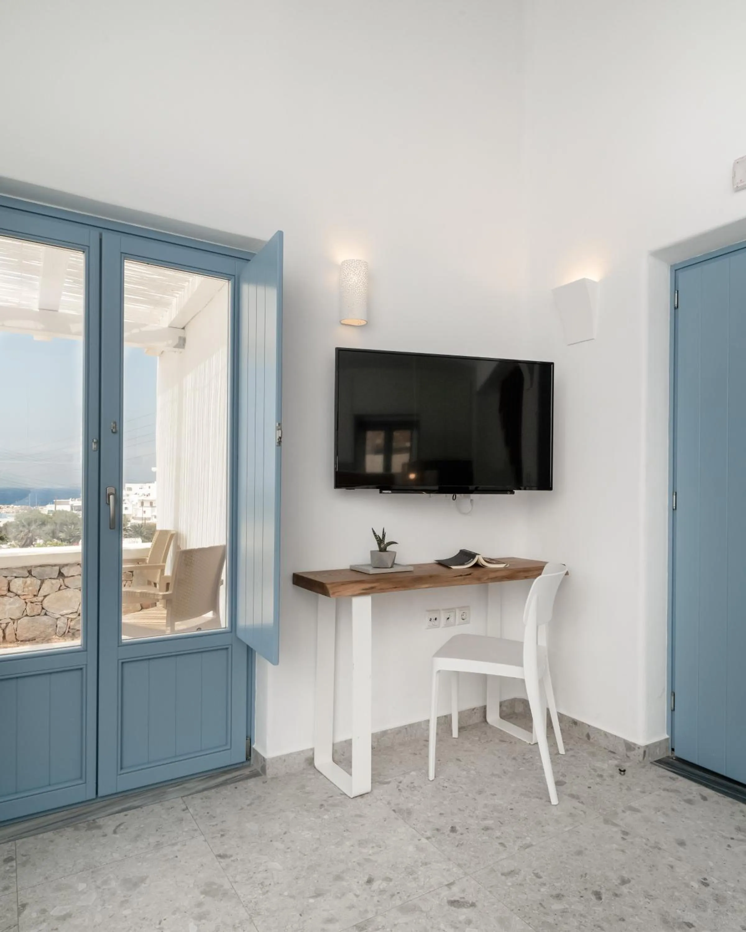 TV and multimedia in Camvillia Donoussa Village Suites