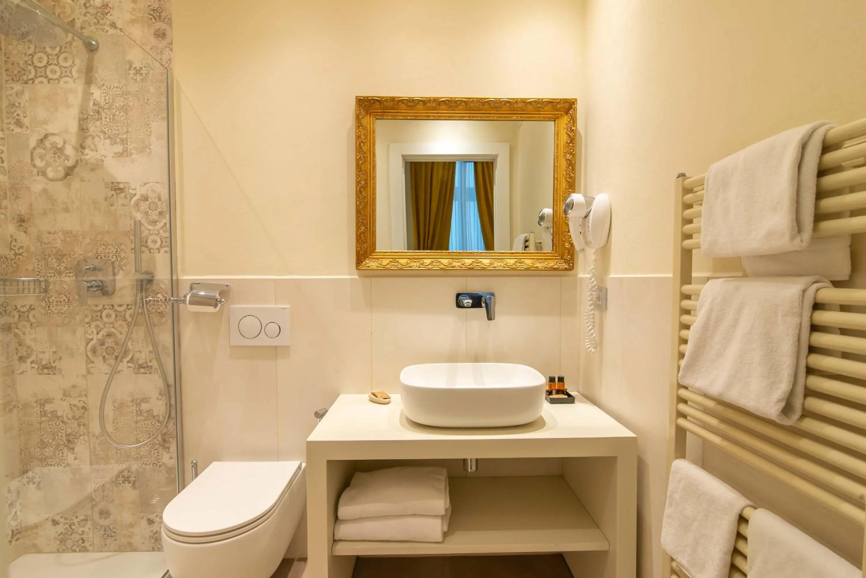 Toilet in Hotel Porta Faenza