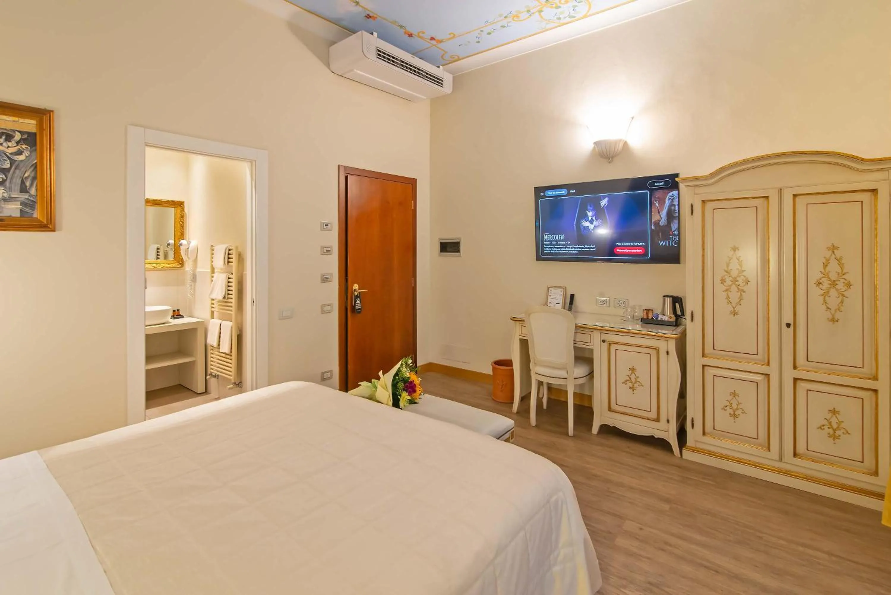 Bathroom, Bed in Hotel Porta Faenza