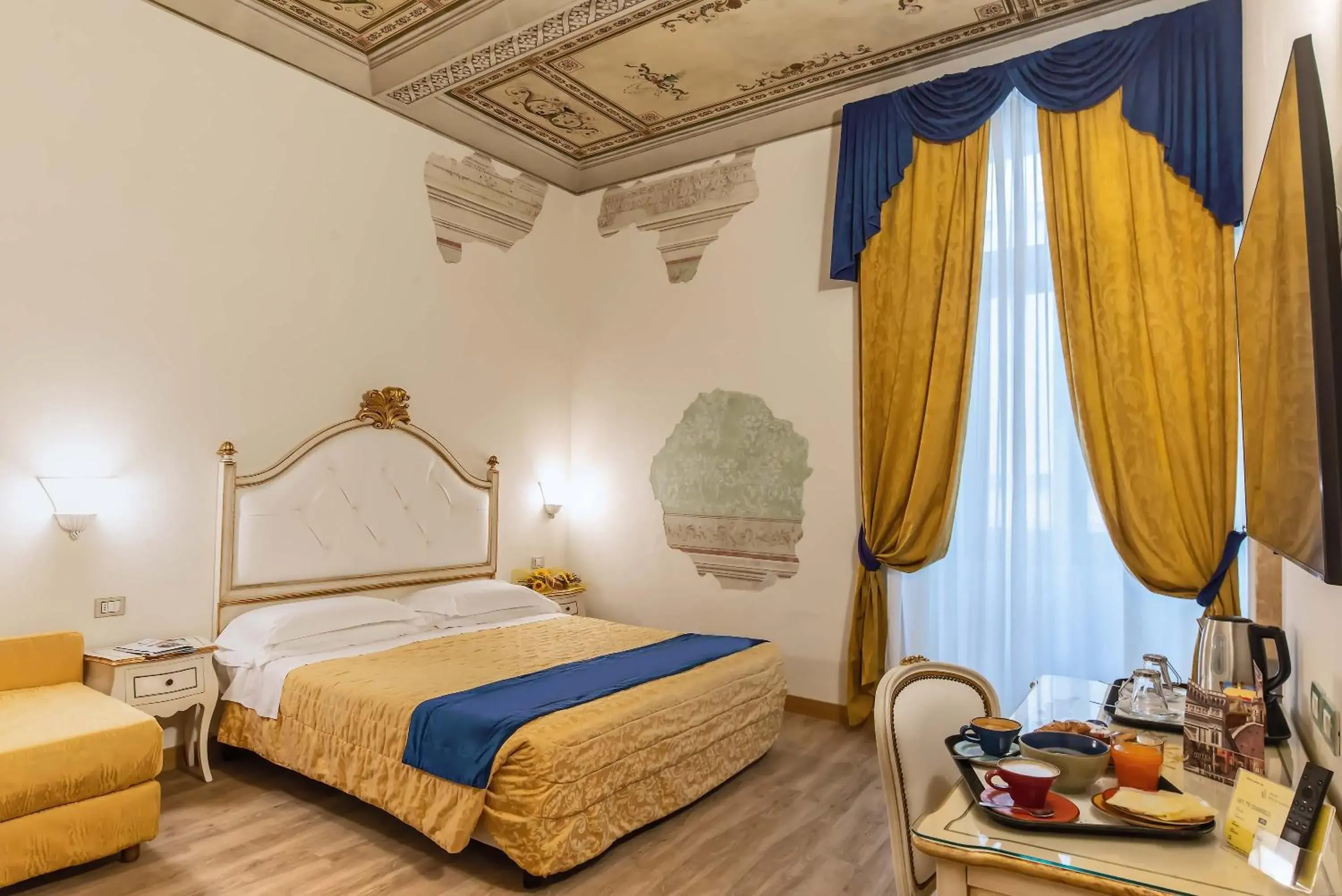 Triple Room in Hotel Porta Faenza Triple Room in Hotel Porta Faenza