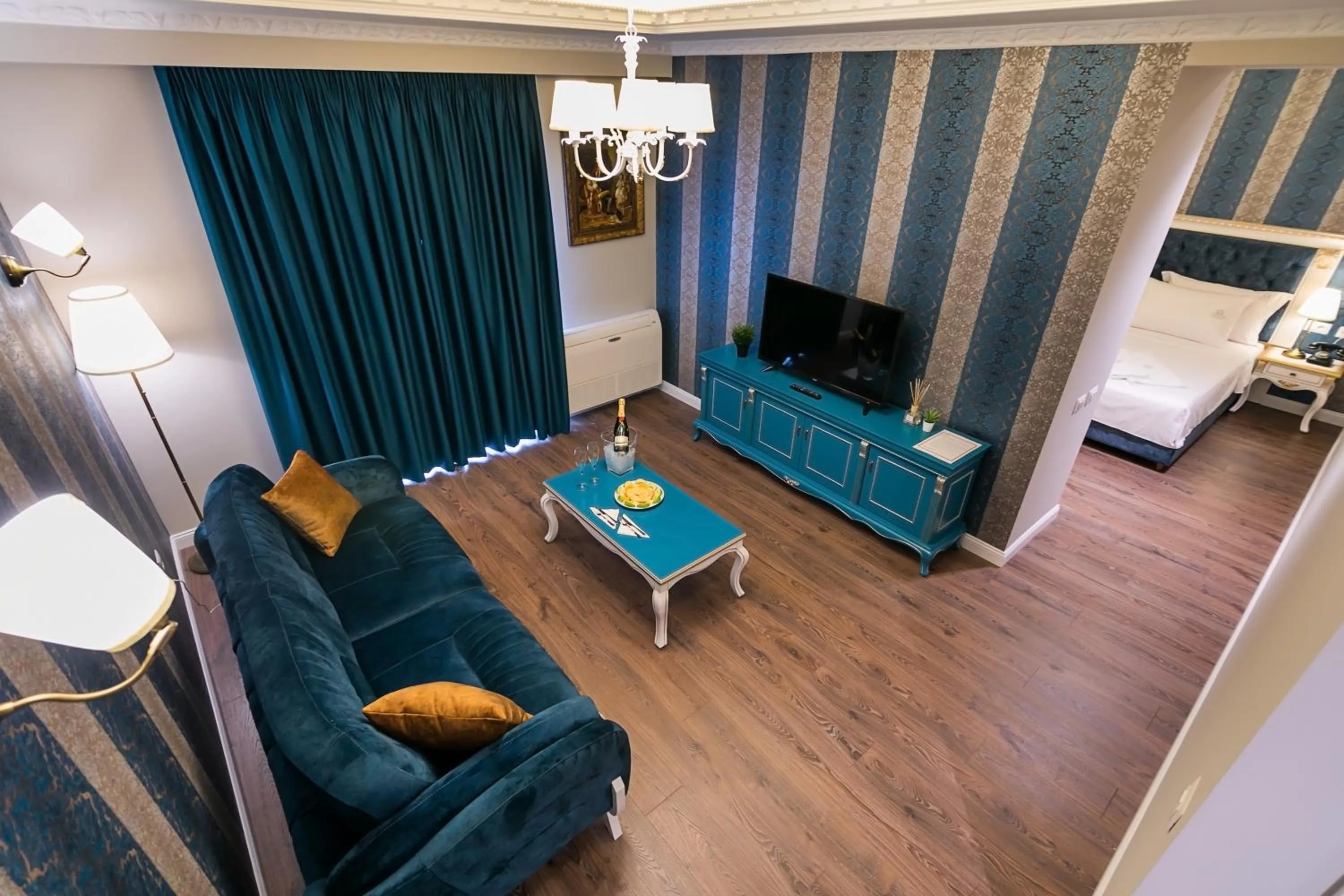 TV and multimedia in Legacy Boutique Hotel