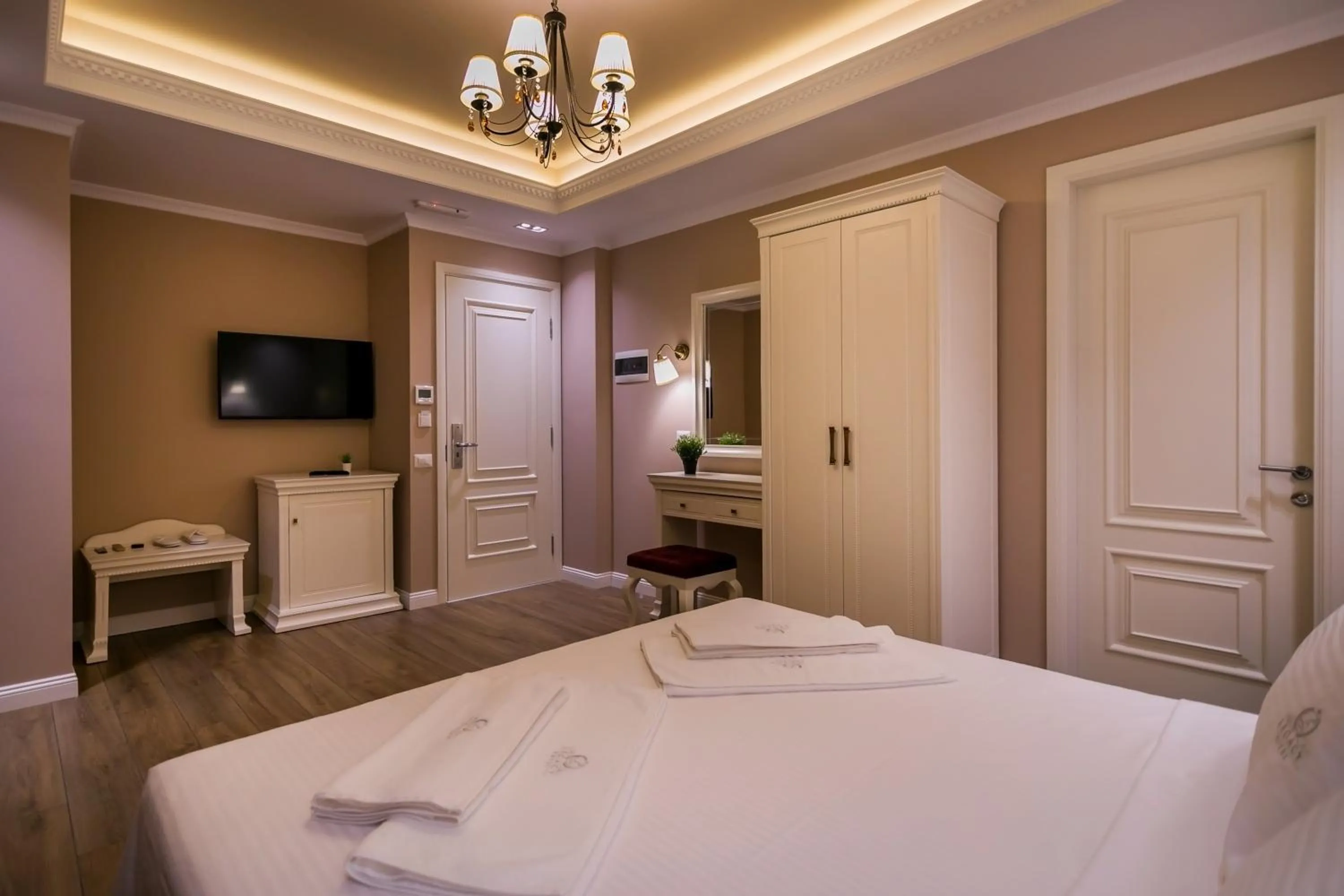 TV and multimedia, Bed in Legacy Boutique Hotel