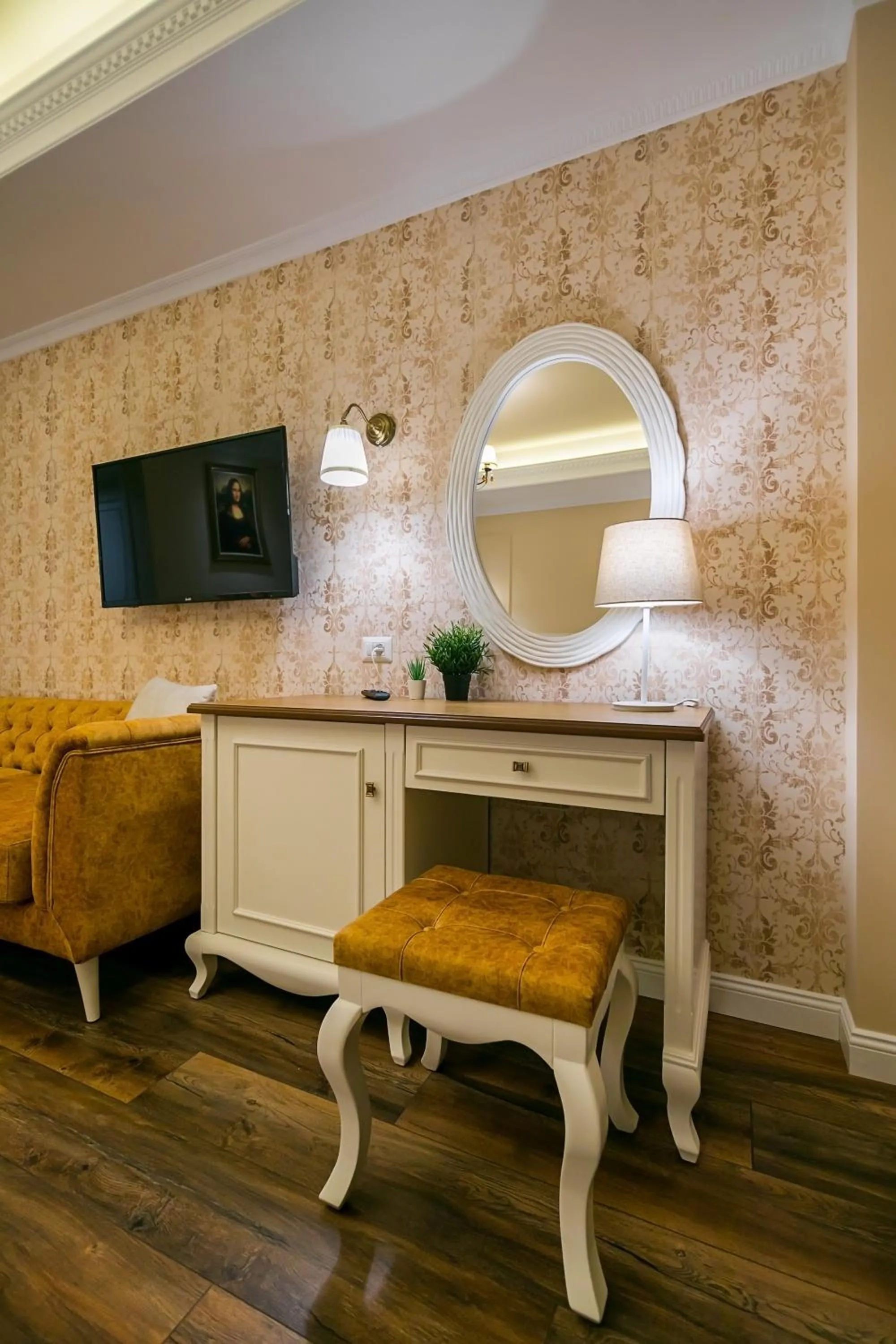 TV and multimedia in Legacy Boutique Hotel