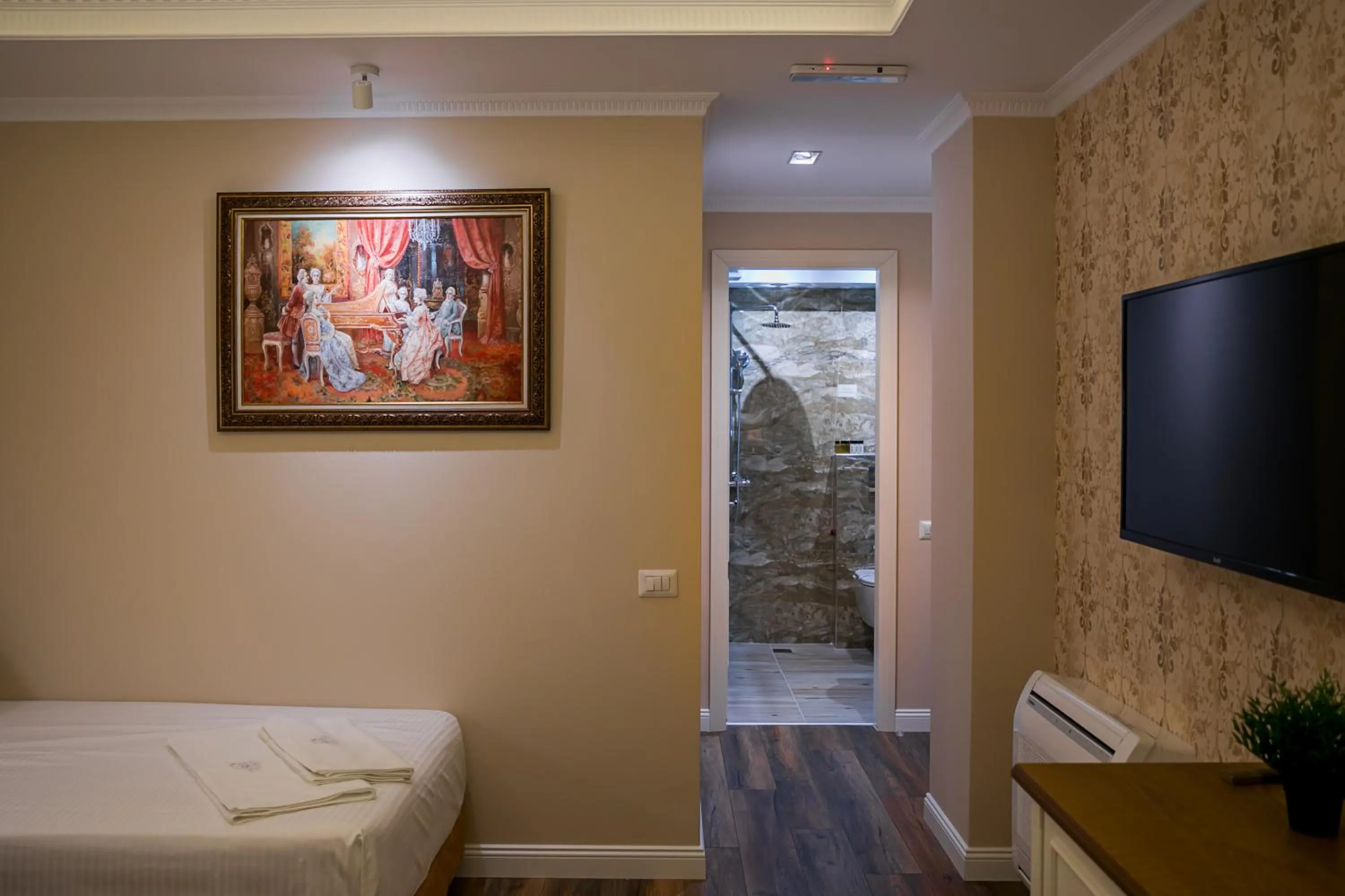 Bedroom, Bed in Legacy Boutique Hotel