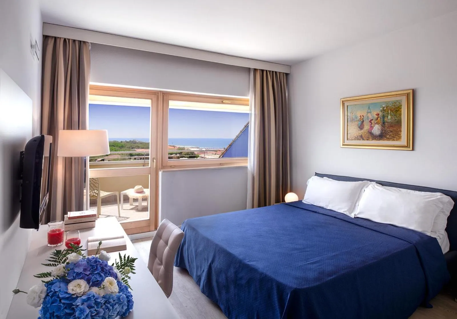 Bedroom, Bed in Grand Hotel Continental