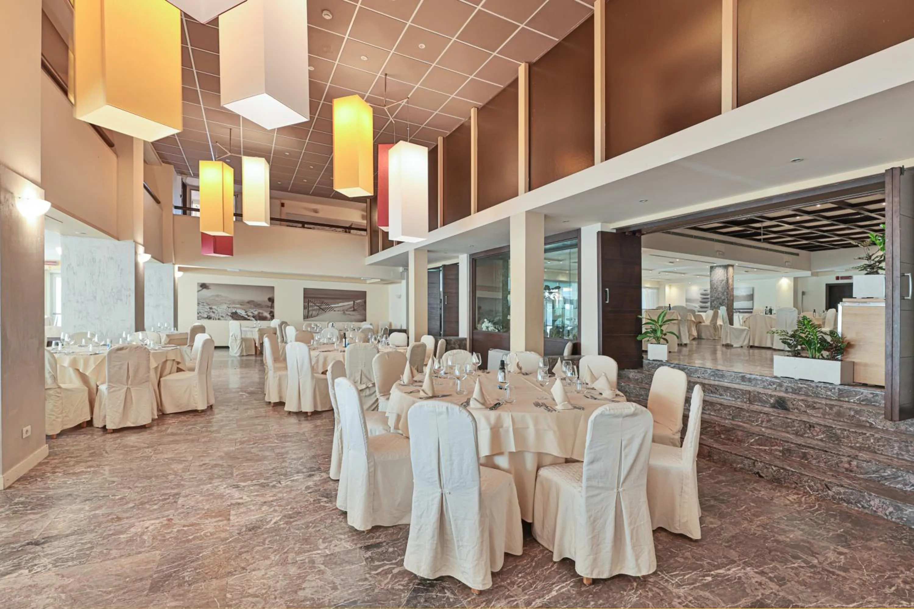 Restaurant/places to eat in Grand Hotel Continental