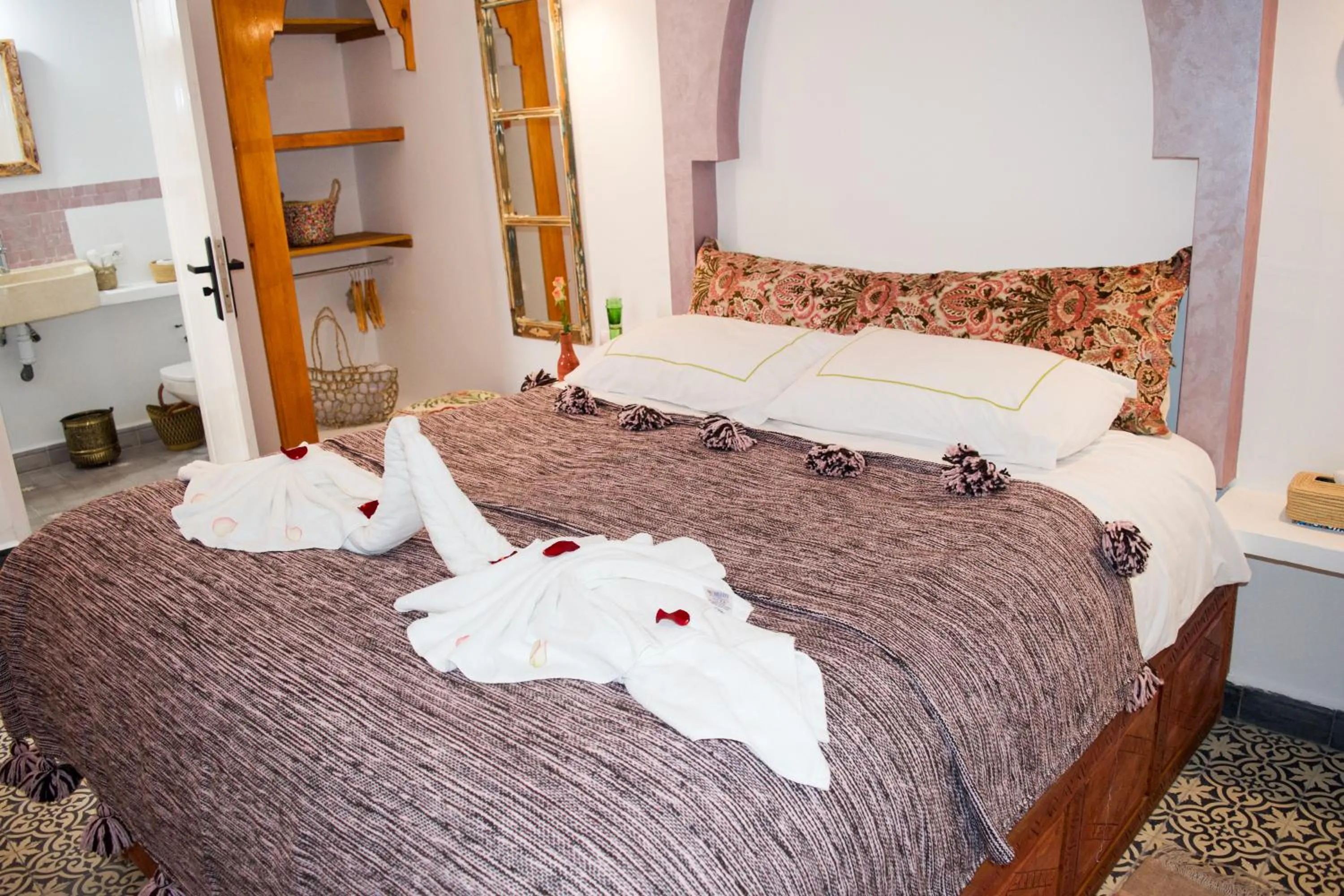 Bed in Riad Le Khan Mogador