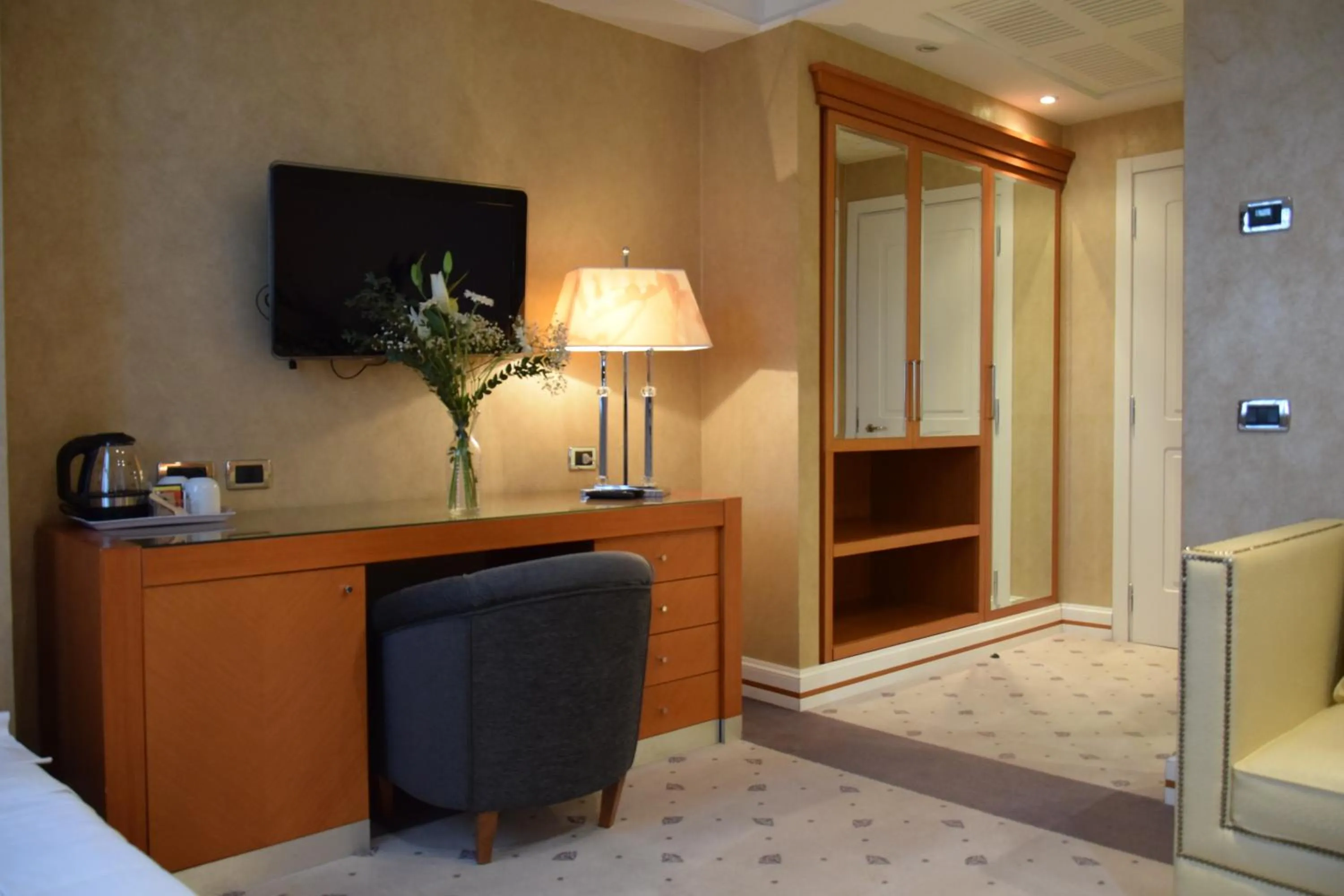 TV and multimedia, Bed in Hotel Perusia