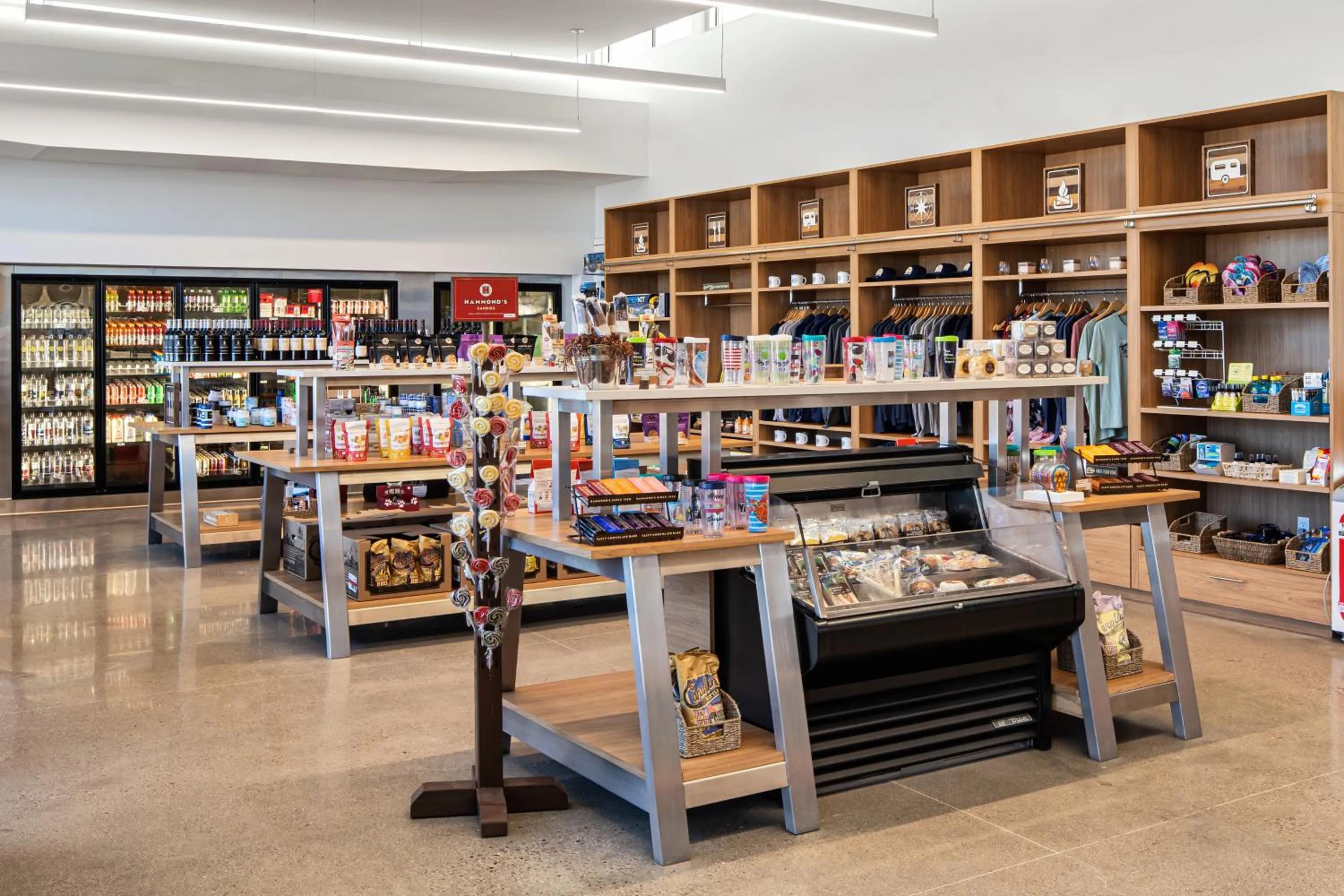 On-site shops in Sun Outdoors San Diego Bay