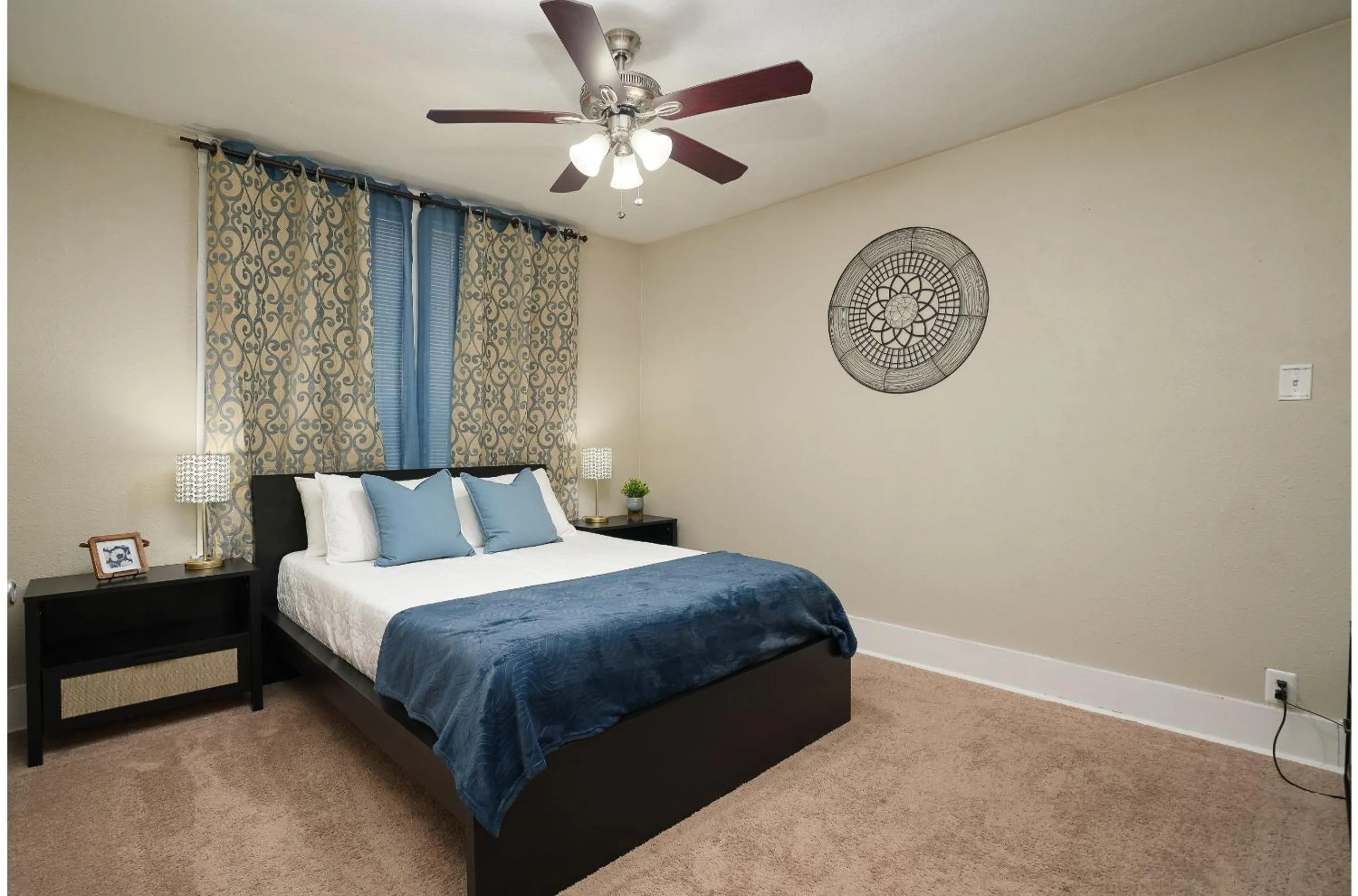 Bed in Amazing Fully Fenced Home Only 5 Mins from Downtown