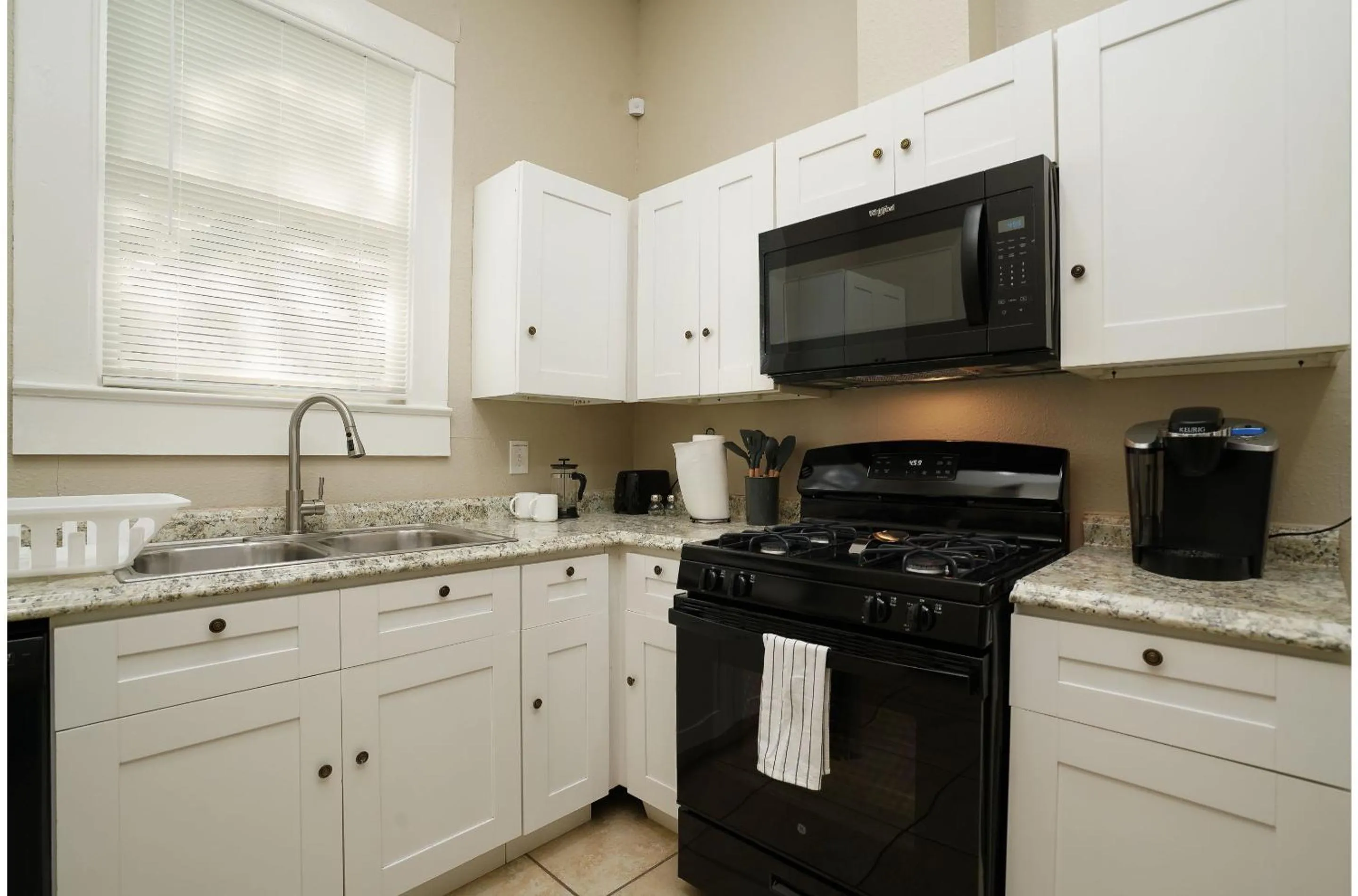 Kitchen or kitchenette in Amazing Fully Fenced Home Only 5 Mins from Downtown