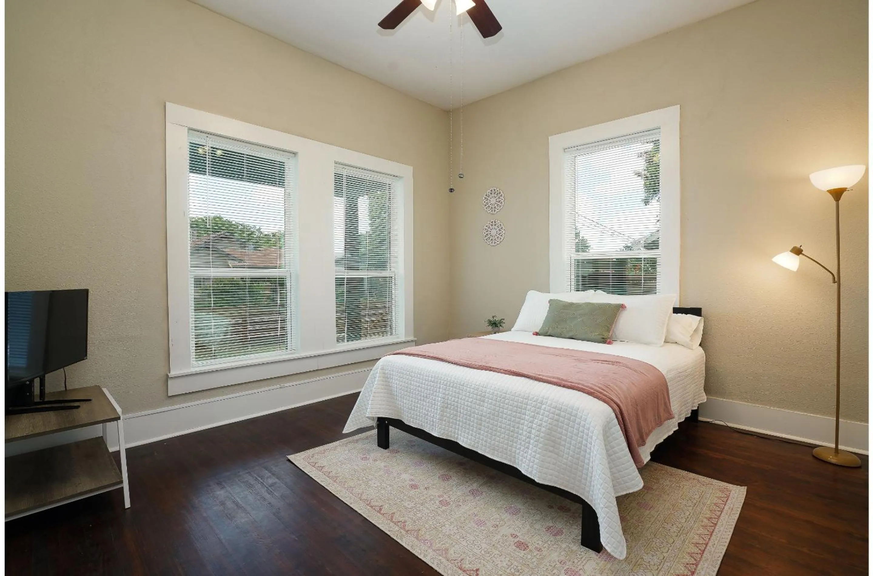 Bed in Amazing Fully Fenced Home Only 5 Mins from Downtown