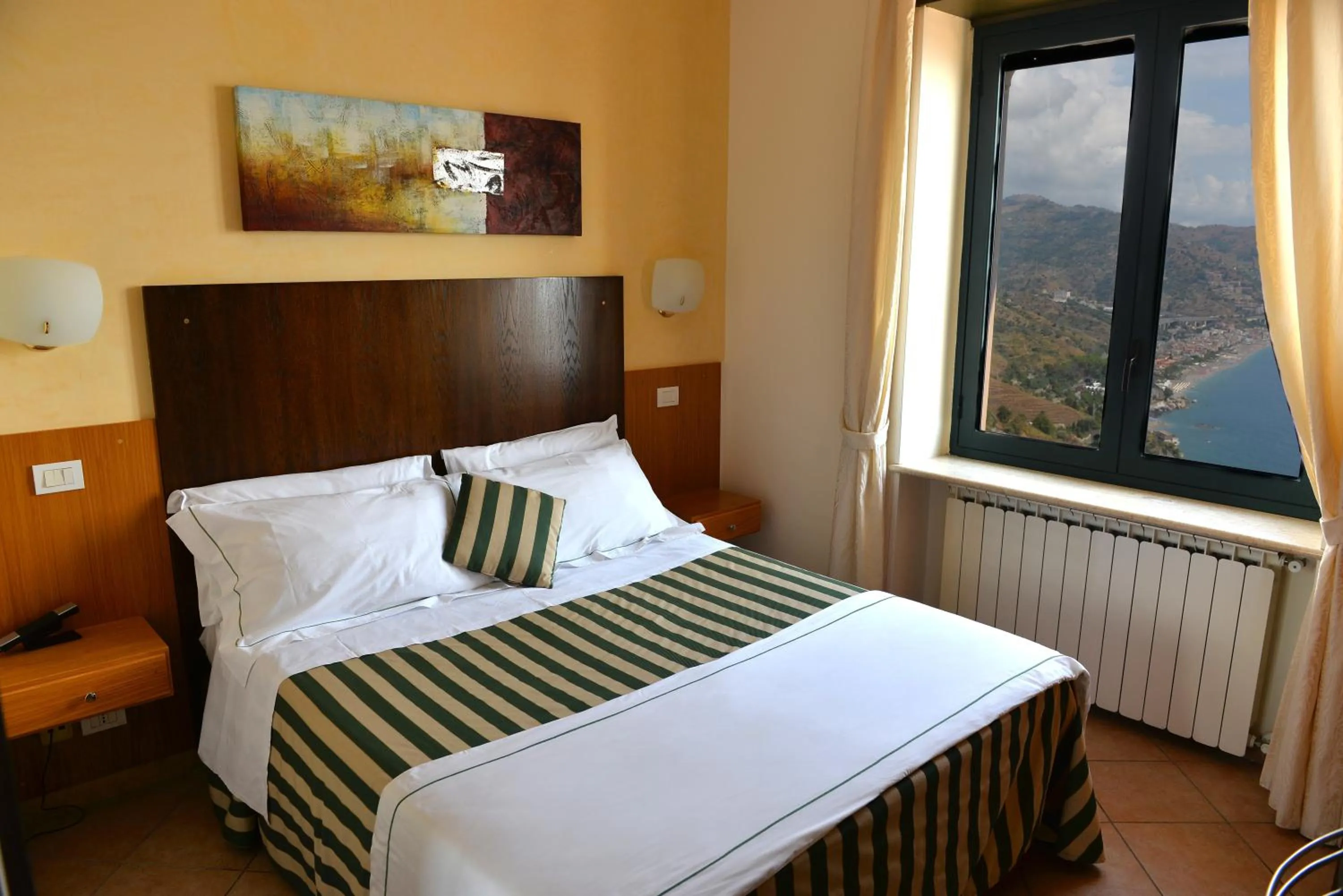 Photo of the whole room, Bed in Hotel "La Pensione Svizzera"