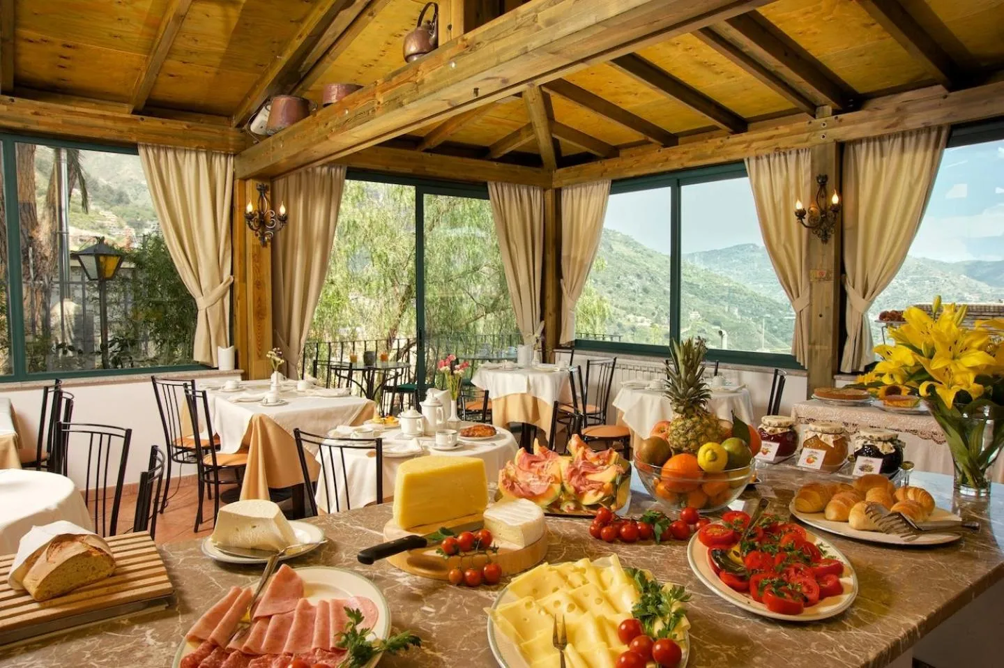Buffet breakfast in Hotel "La Pensione Svizzera"