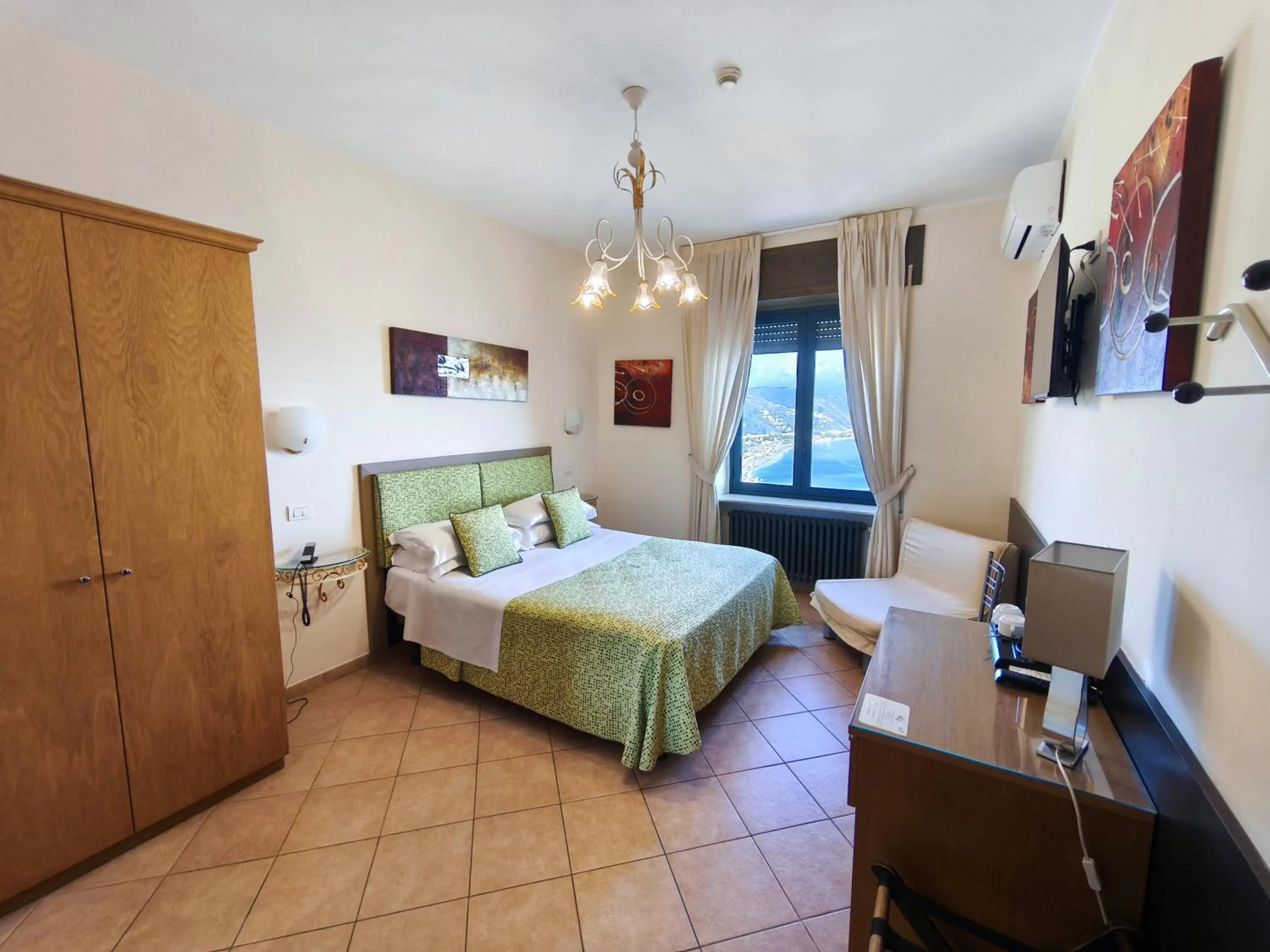 Photo of the whole room, Bed in Hotel "La Pensione Svizzera"