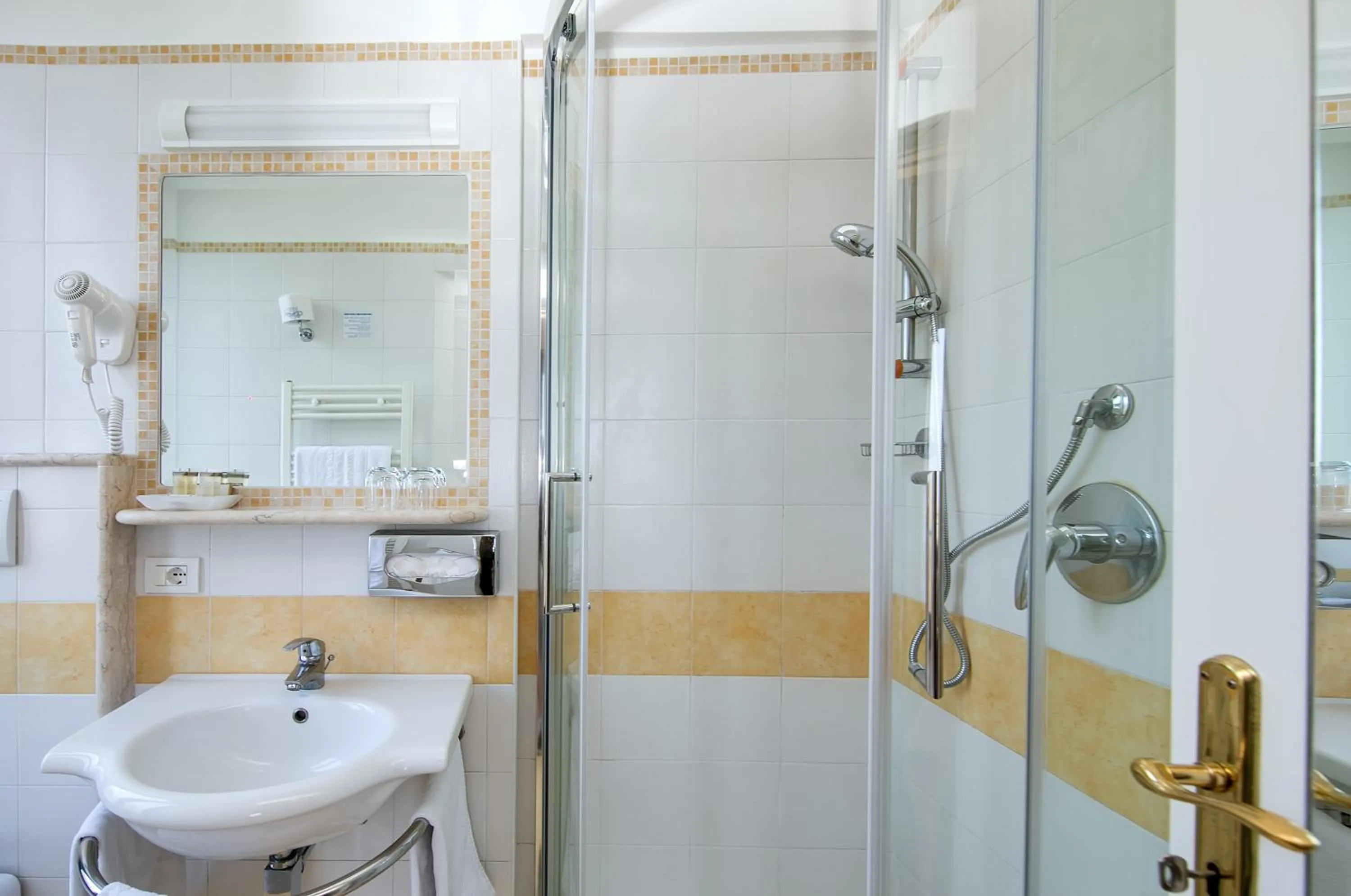 Bathroom in Hotel "La Pensione Svizzera"