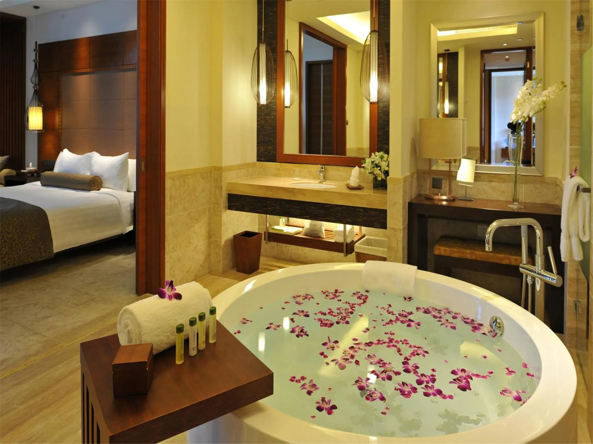 Bathroom, Bed in Wanda Realm Resort Sanya Haitang Bay