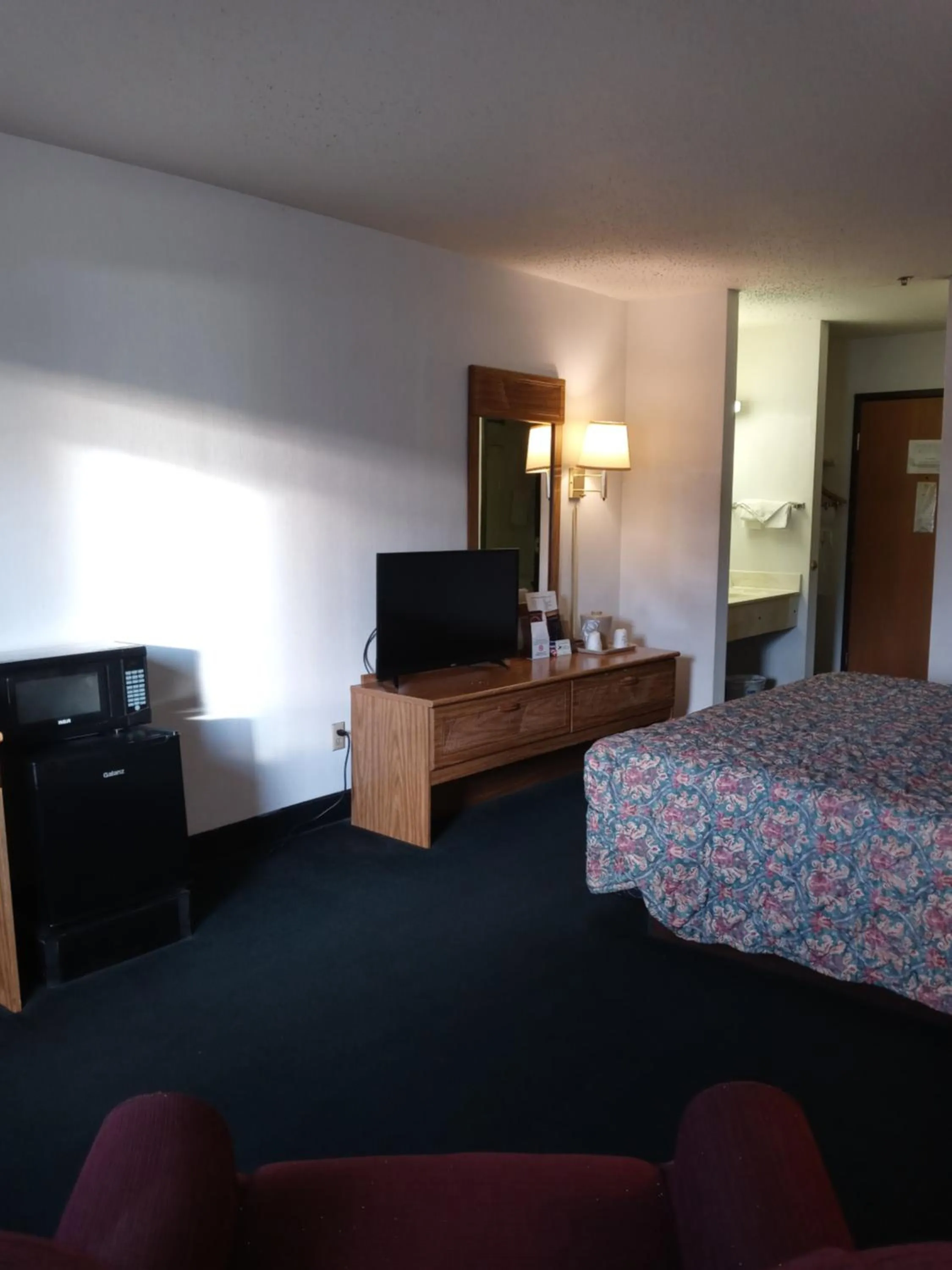 Bed in New Martinsville Inn