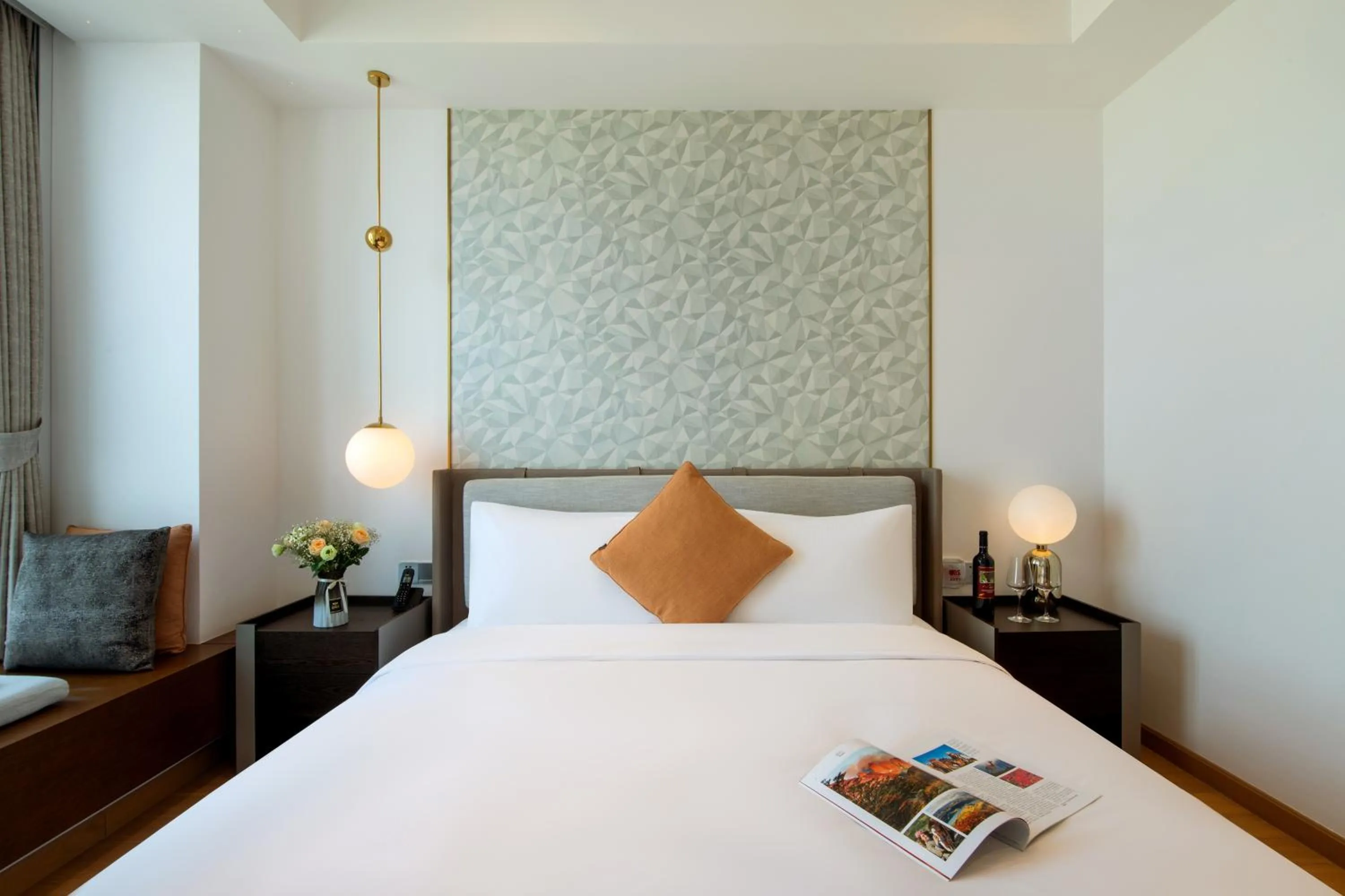 Bed in Grade Hotel Shenzhen Shekou Sea World