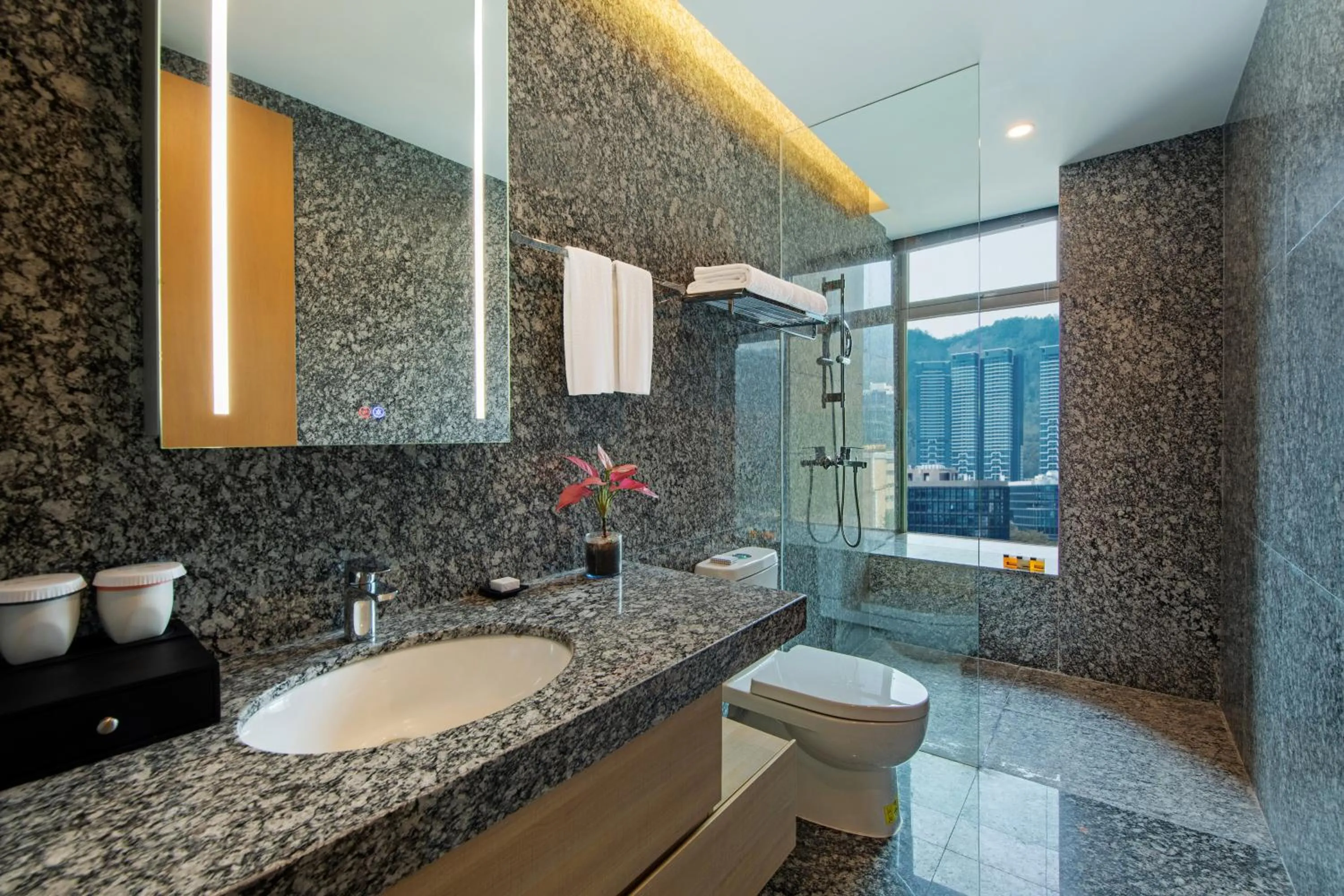 Shower in Grade Hotel Shenzhen Shekou Sea World