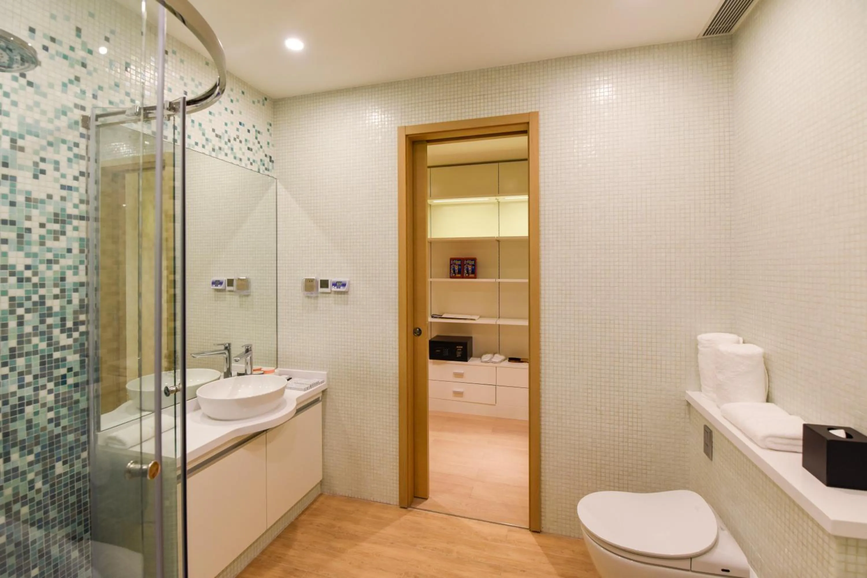 Toilet in Grade Hotel Shenzhen Shekou Sea World