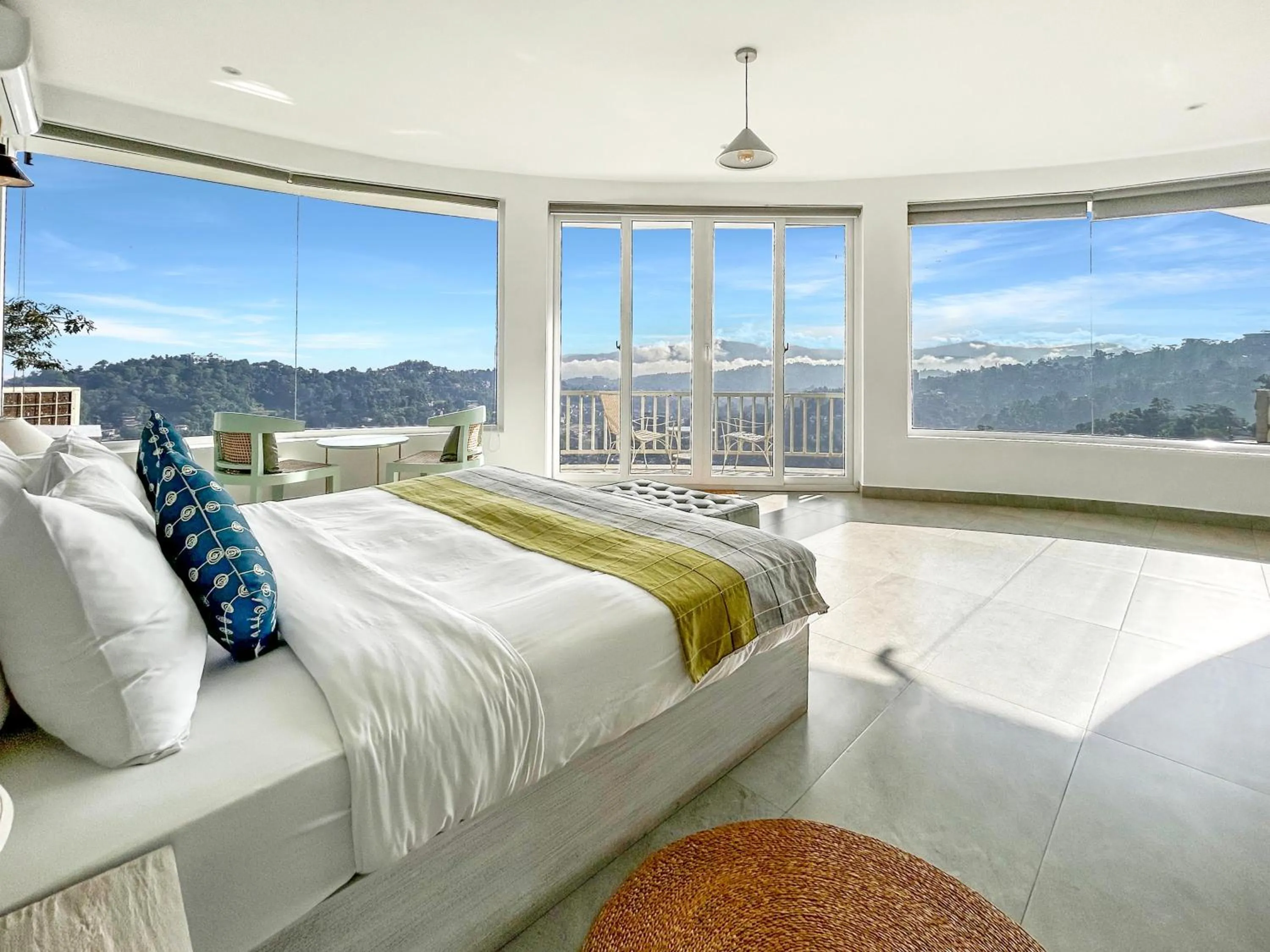 Photo of the whole room, Bed in The Summit Kandy