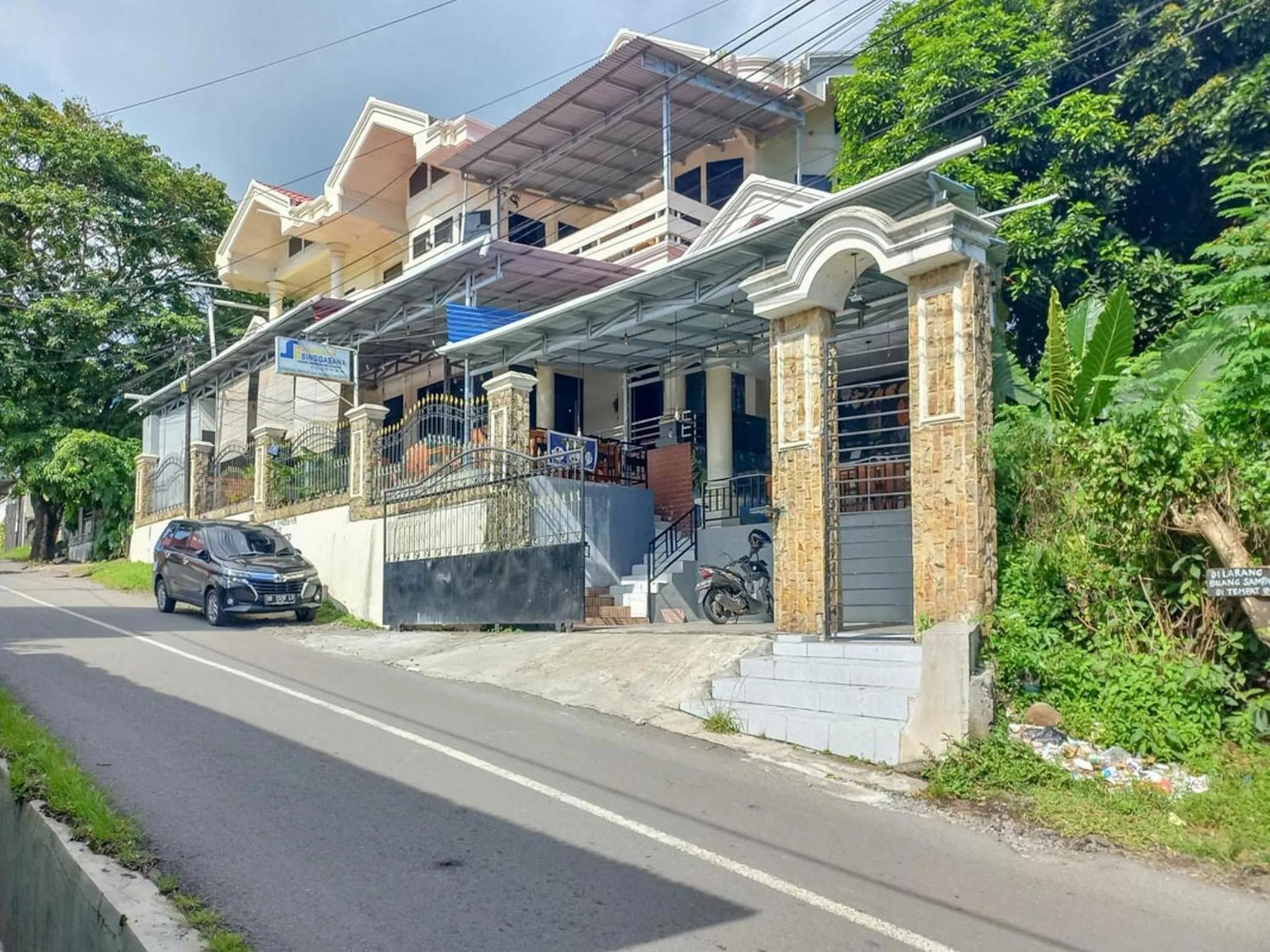 Property building in Homestay Singgasana Mitra RedDoorz