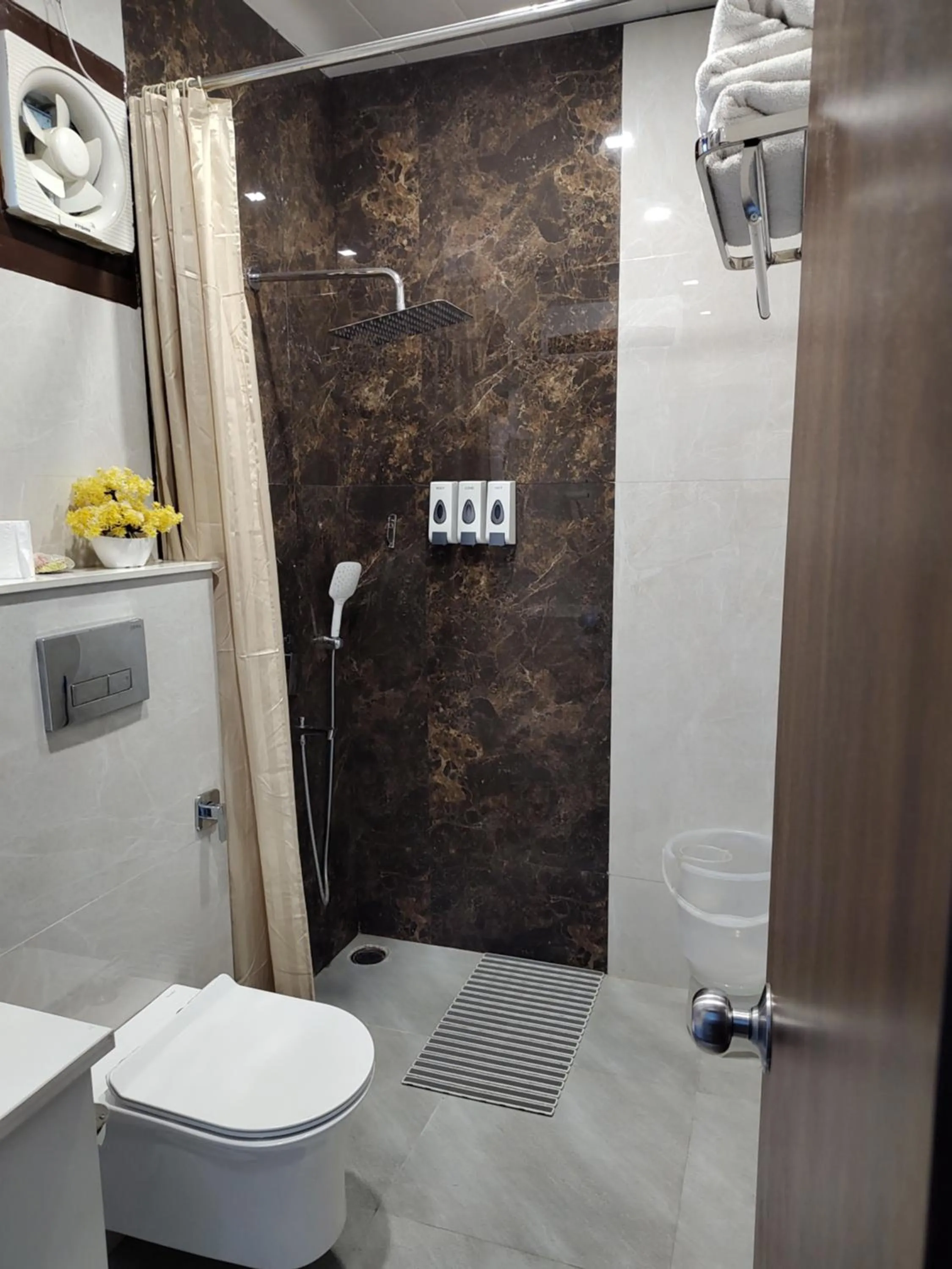 Shower in Hotel Le Halcyon Kasauli
