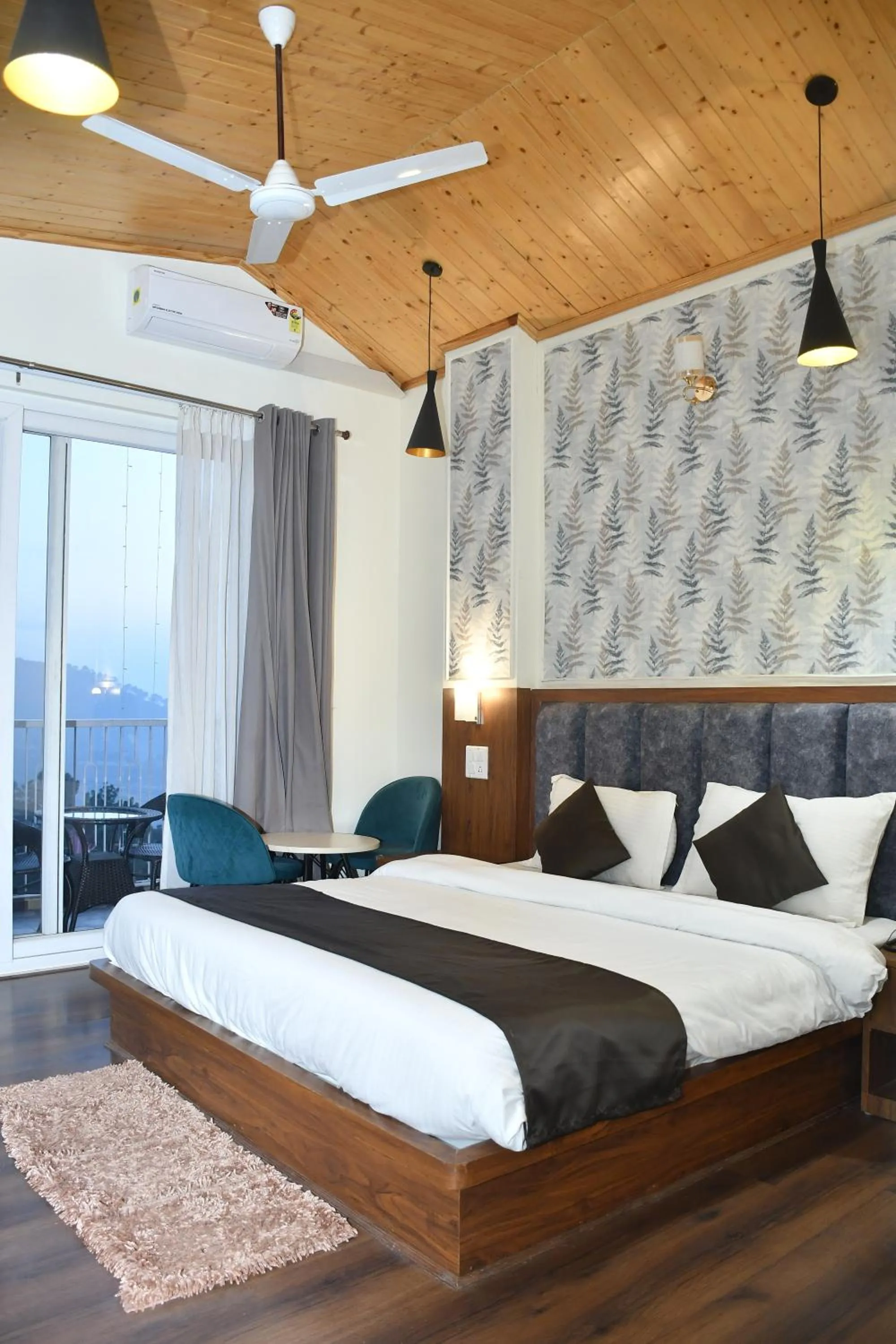 Bed in Hotel Le Halcyon Kasauli