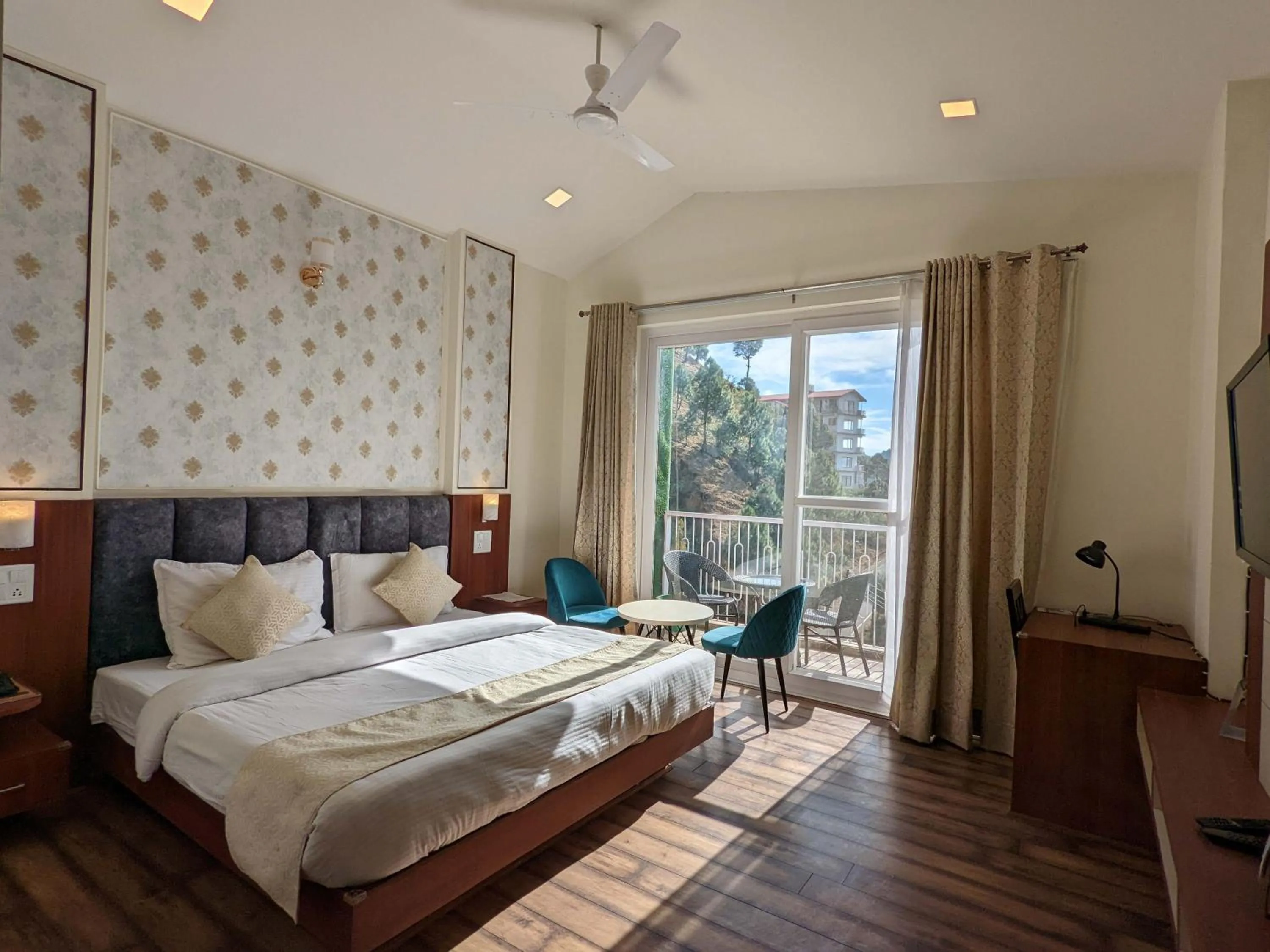 View (from property/room), Bed in Hotel Le Halcyon Kasauli