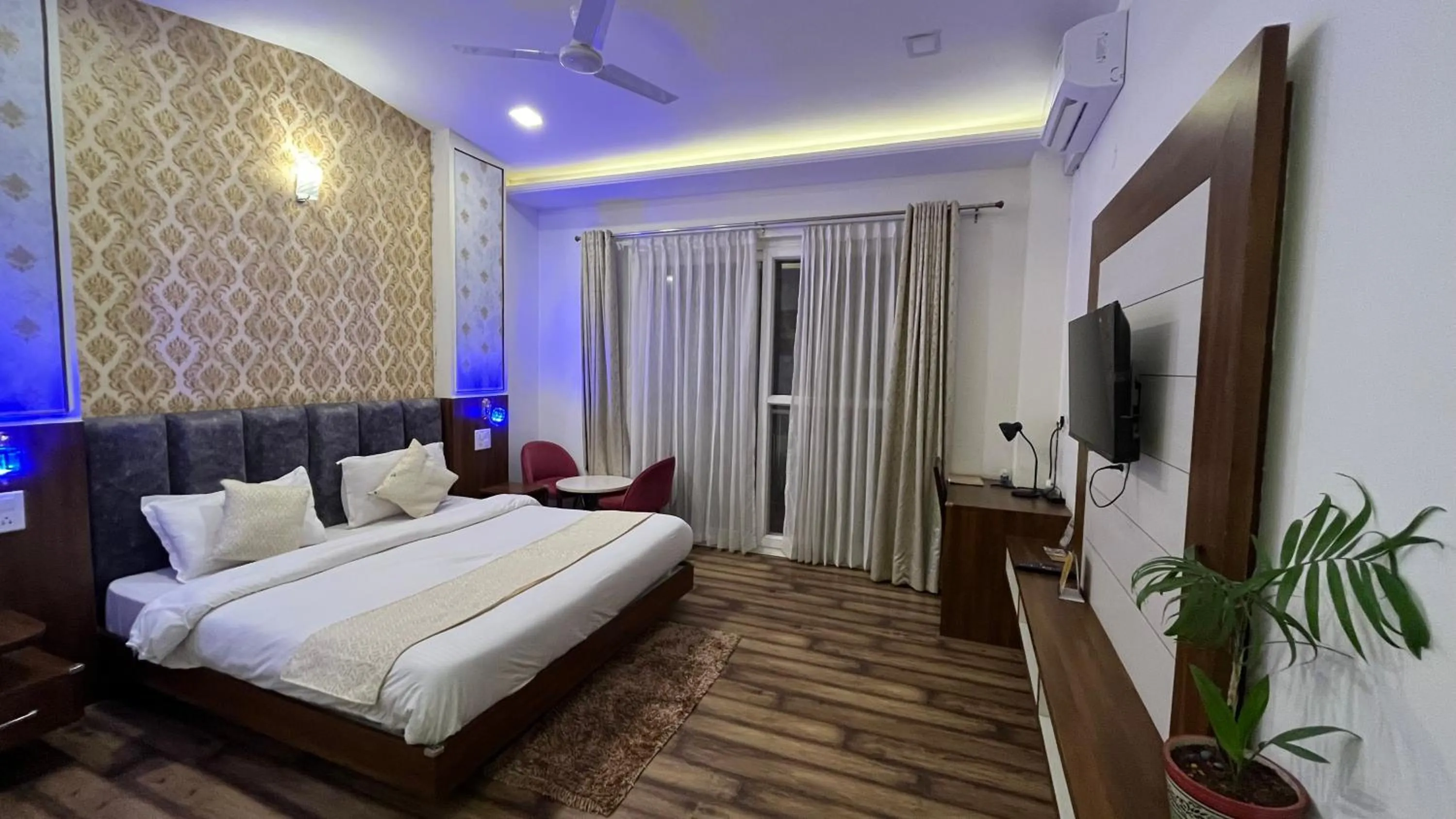 Photo of the whole room, Bed in Hotel Le Halcyon Kasauli