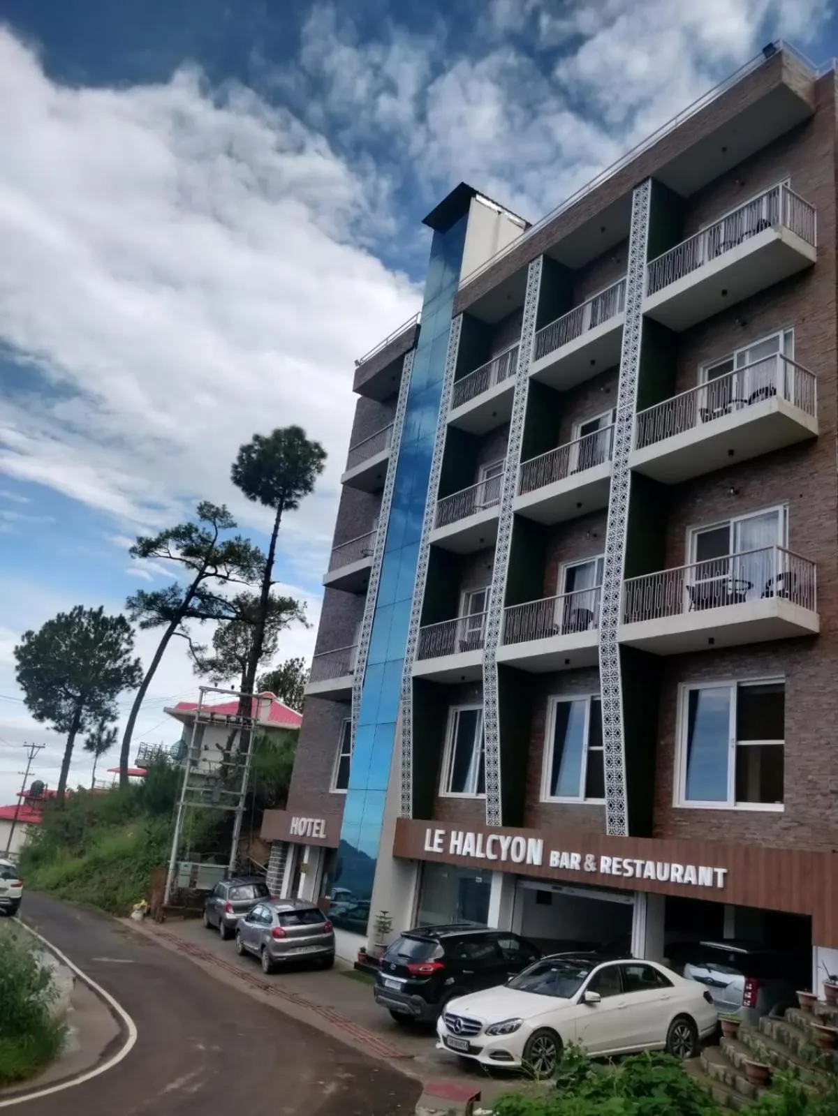 Property building in Hotel Le Halcyon Kasauli