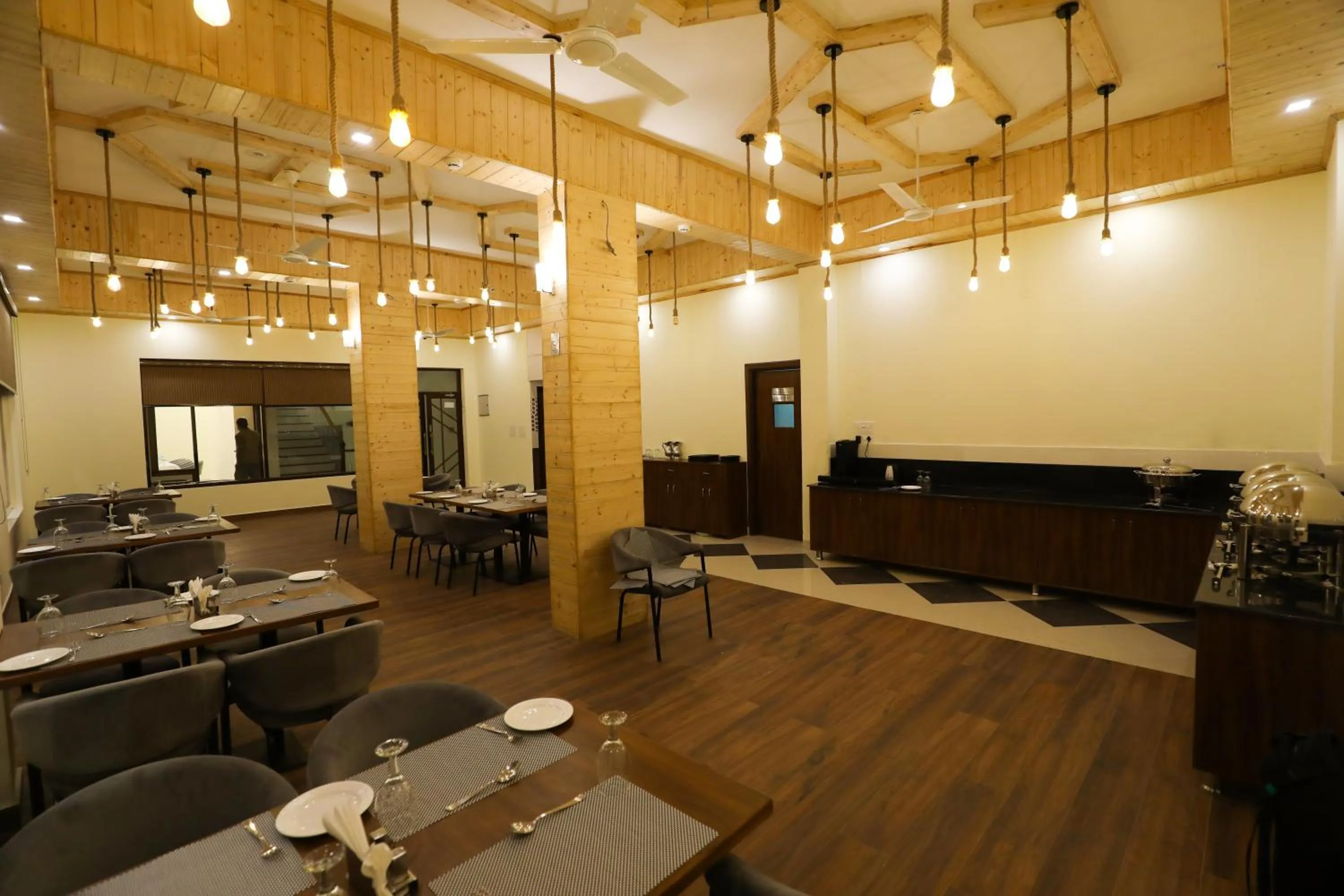 Restaurant/places to eat in Hotel Le Halcyon Kasauli