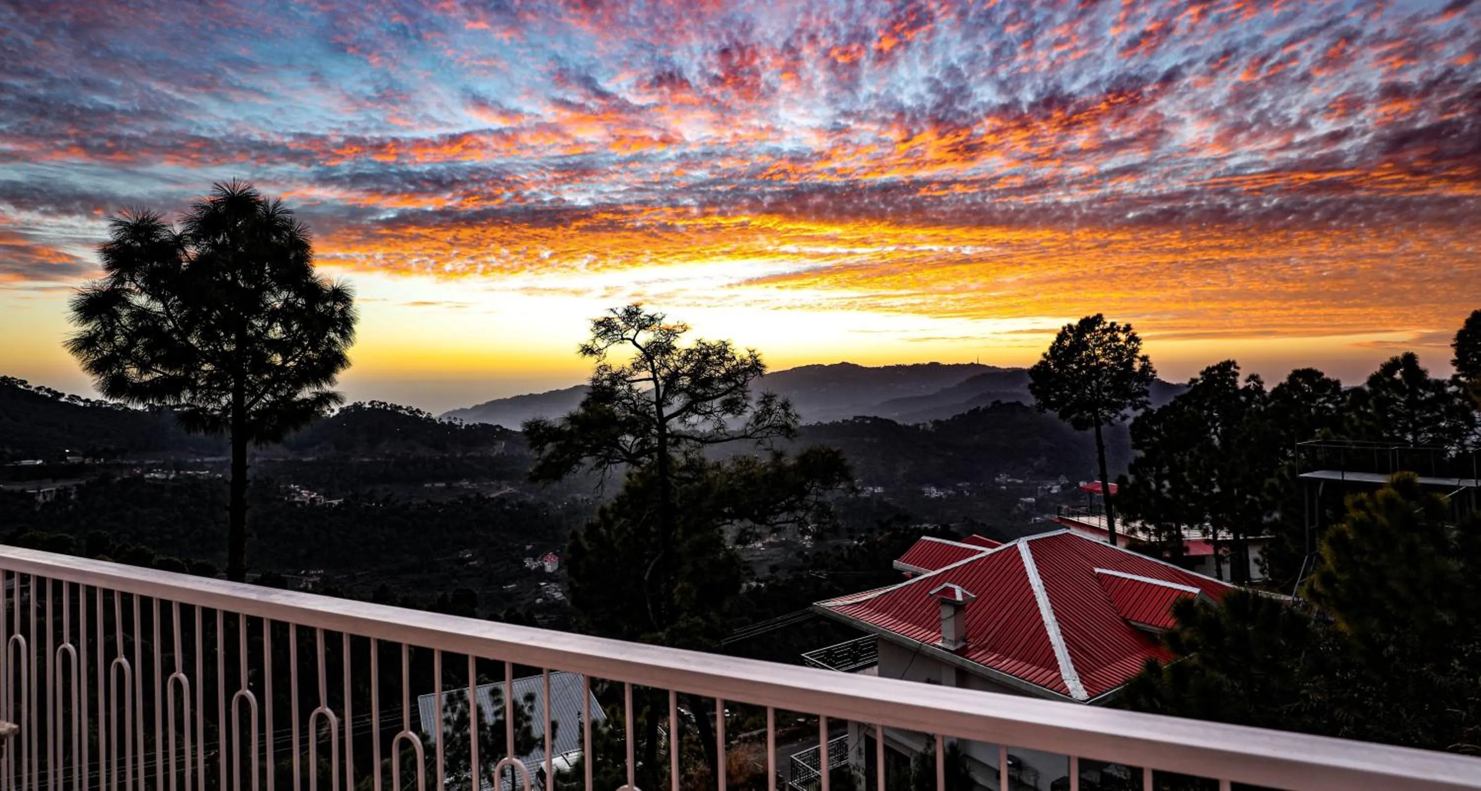 Sunrise in Hotel Le Halcyon Kasauli