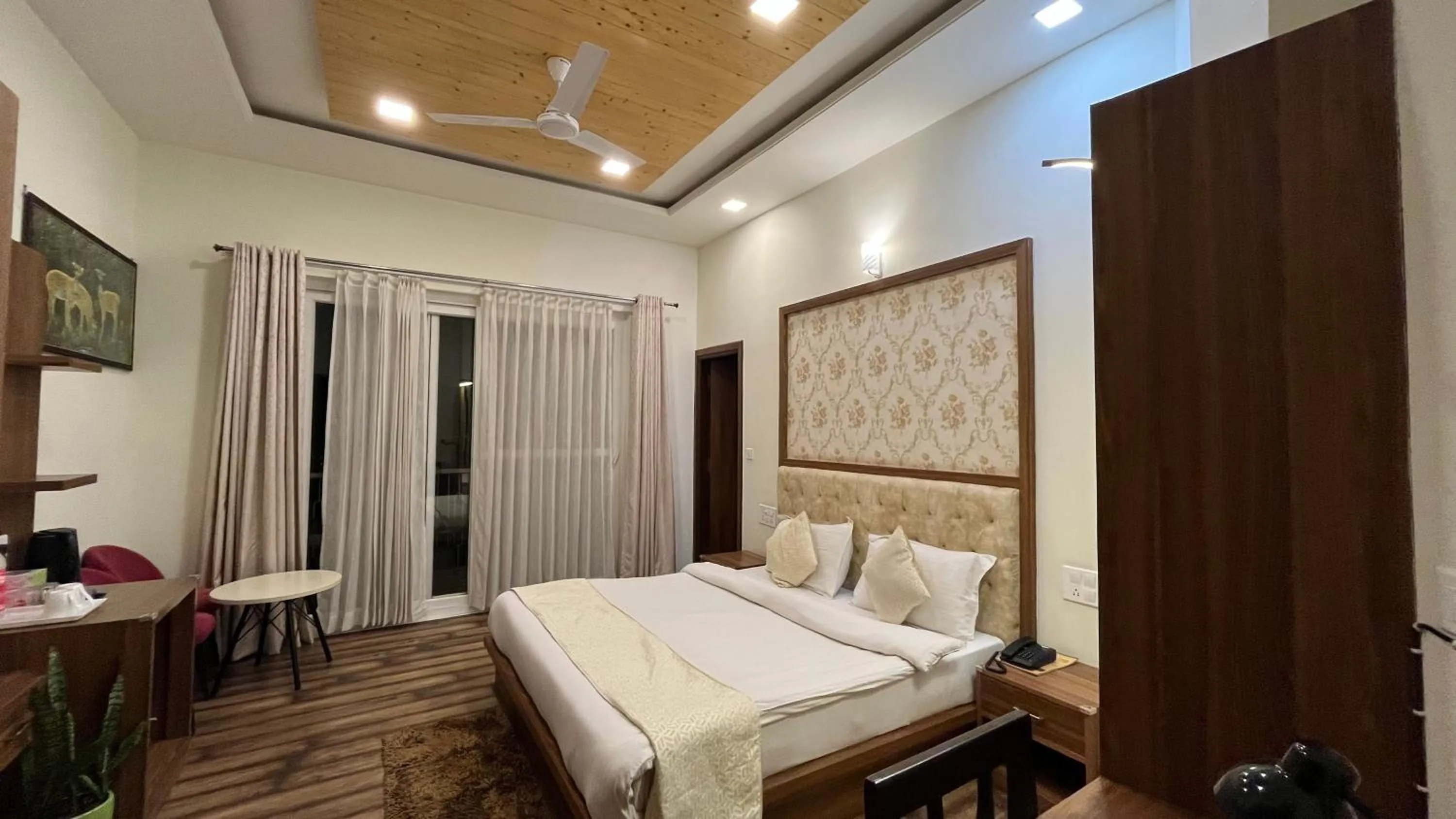 TV and multimedia, Bed in Hotel Le Halcyon Kasauli